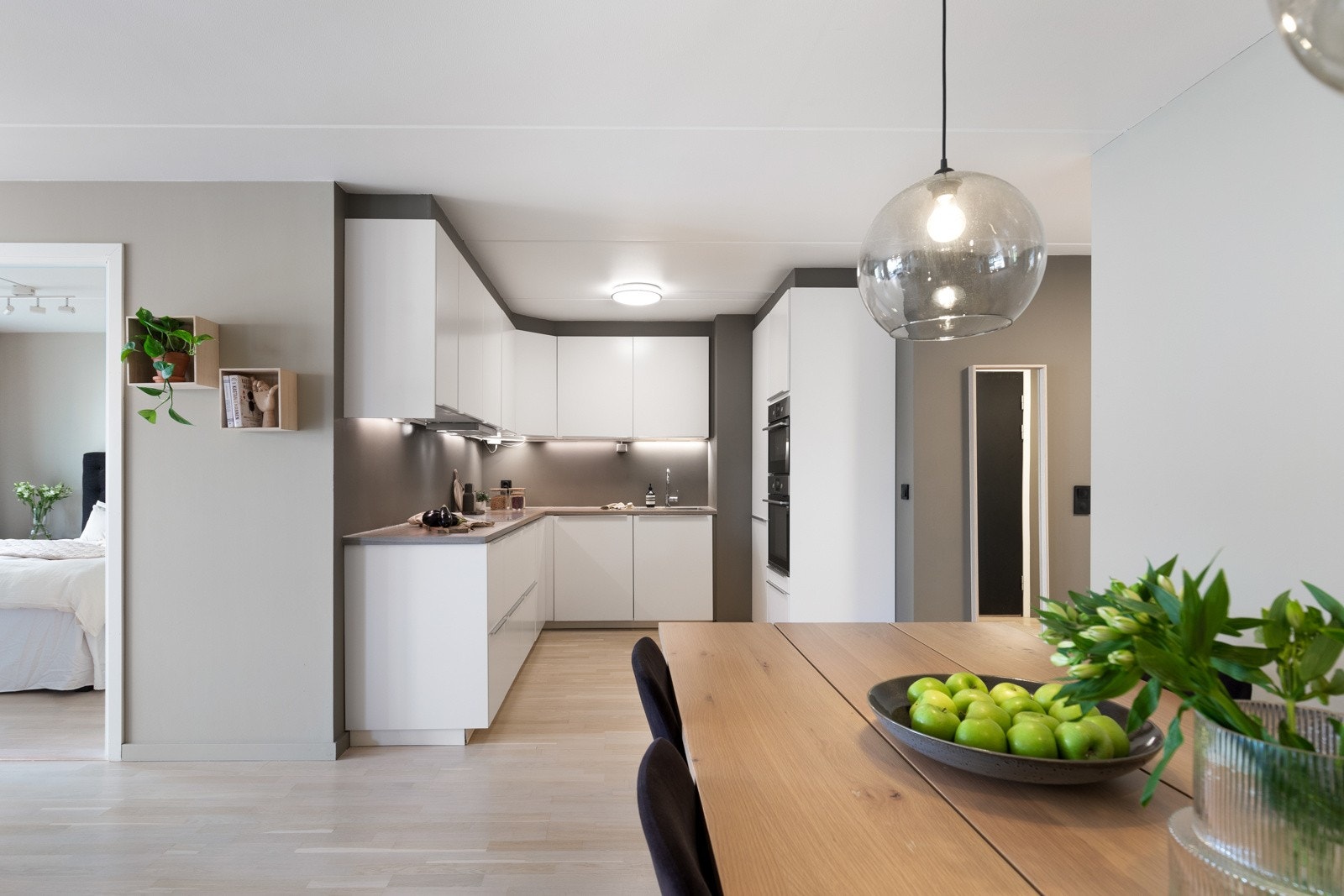 Lekkert, oppgradert kjøkken med stilrent uttrykk og flere gode egenskaper Galleribilde