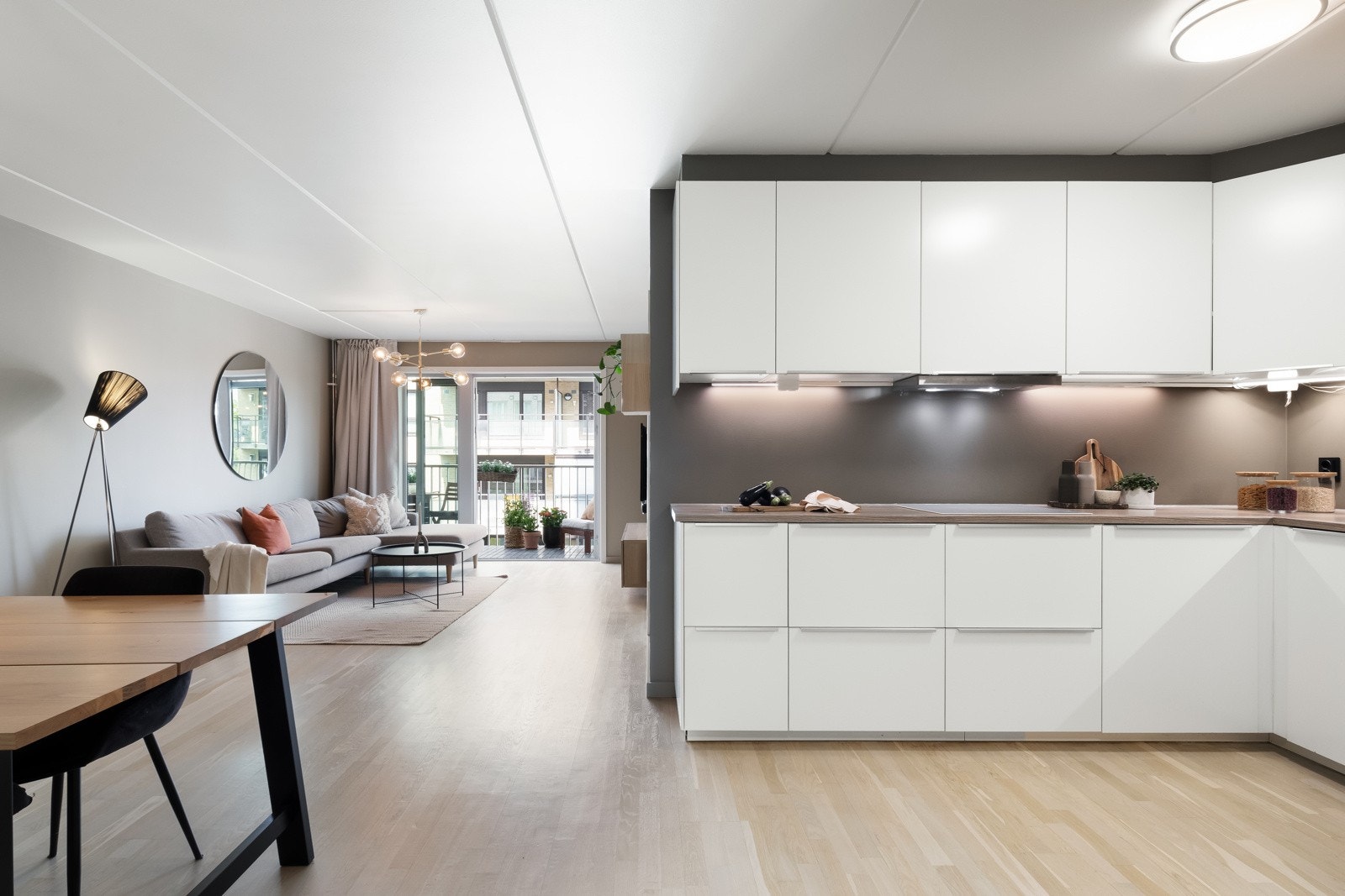 En god kombinasjon av store skuffer, skap og takhøye overskap gir gode oppbevaringsmuligheter på kjøkkenet Galleribilde