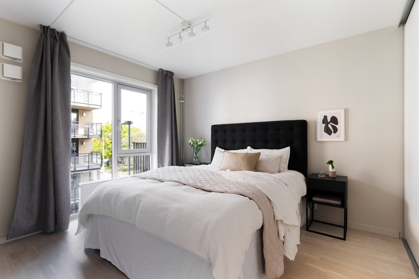 Det er god plass til en stor dobbeltseng og nattbord på begge sider av sengen Galleribilde