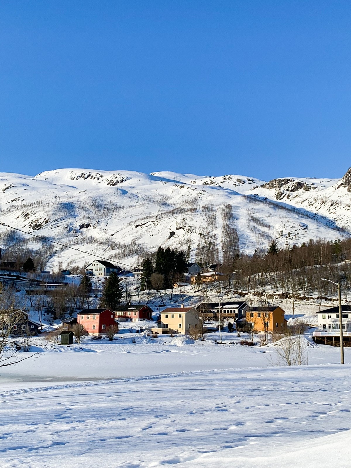 Det er rundt 1,5 km til Glomfjord sentrum. Galleribilde