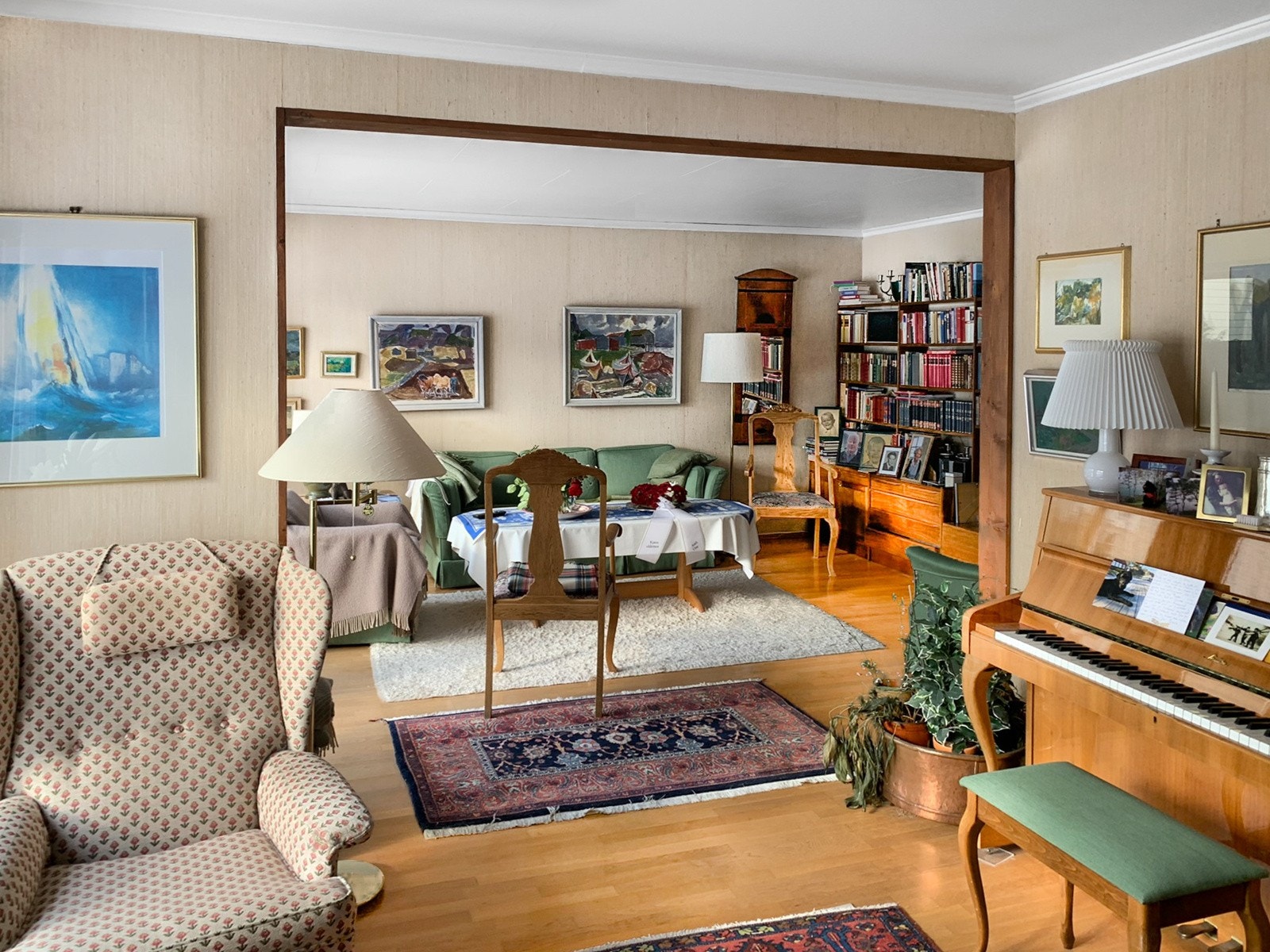 Stuen er romslig og har fint med plass til flere sittegrupper. Galleribilde