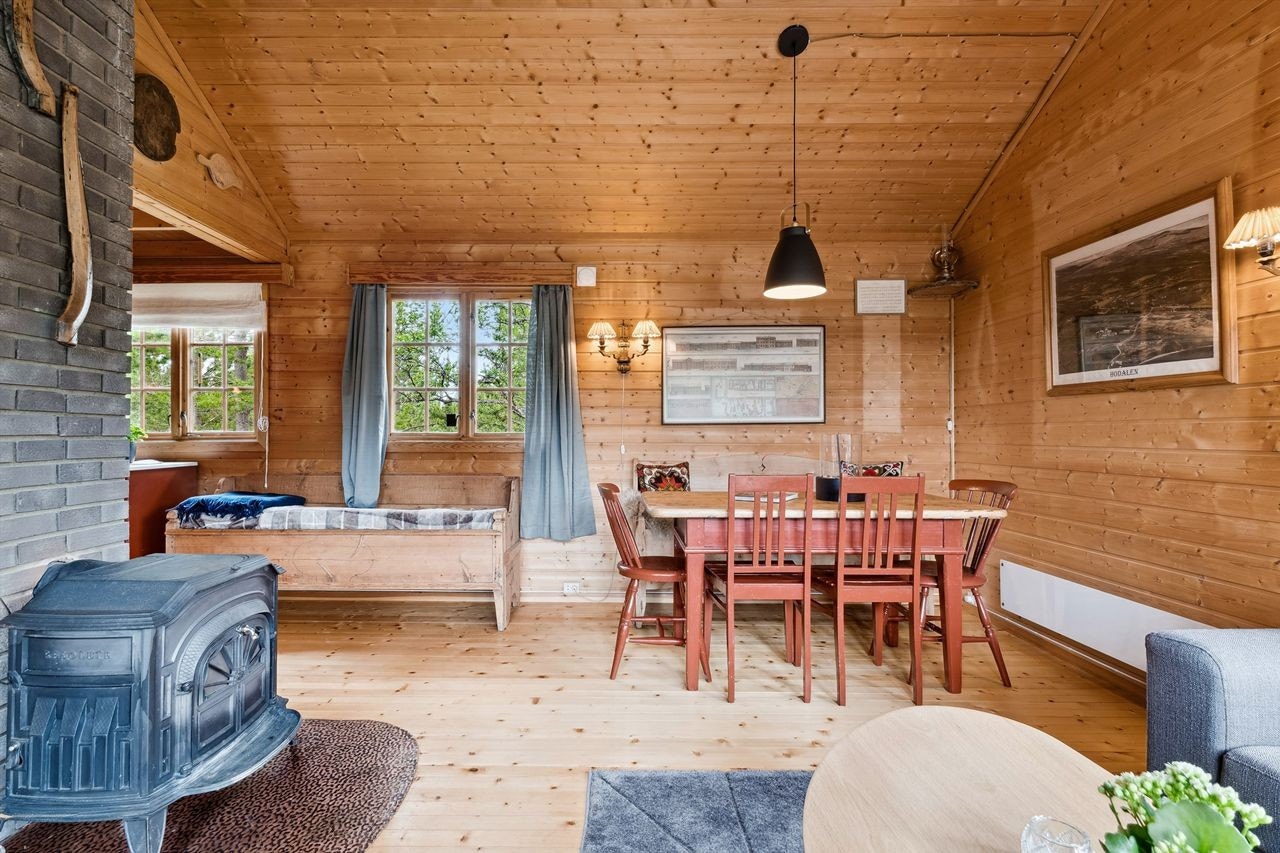 Åpen stue. Her er det plass til en sofagruppe og en spisestue. Peisovn for ekstra varme på kalde dager. Galleribilde