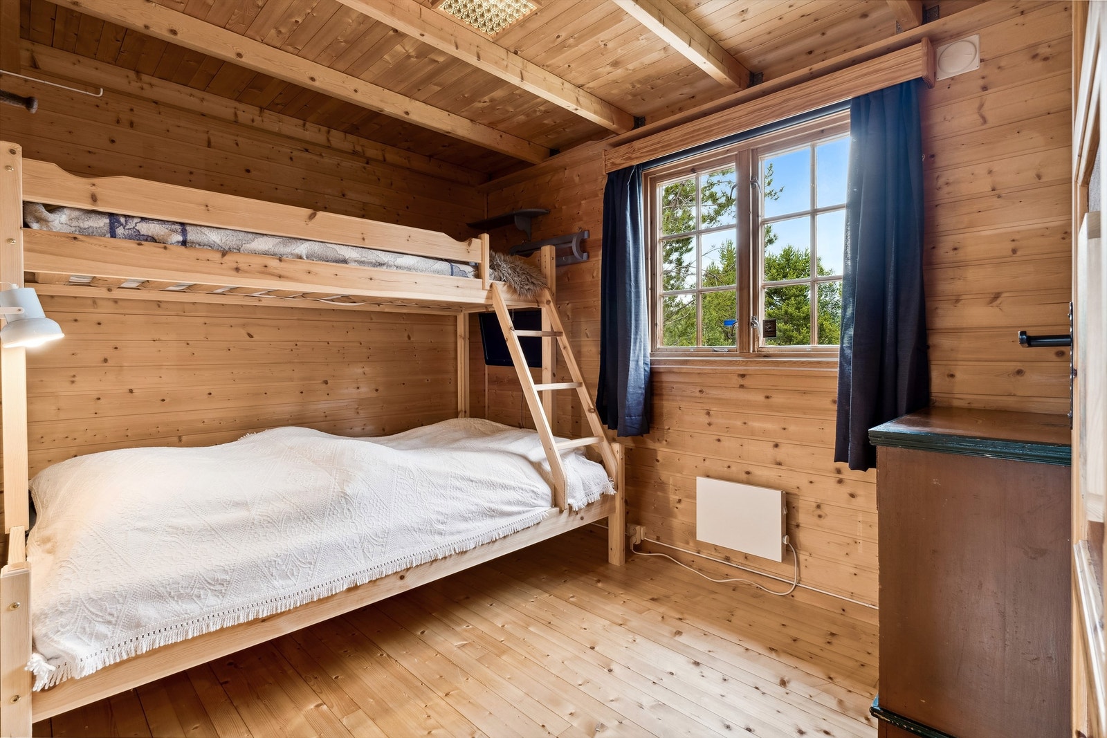 Hytta har hele 3 gode soverom. To av de er i dag utstyrt med familiekøyeseng, mens hovedsoverommet inneholder en dobbeltseng. Galleribilde