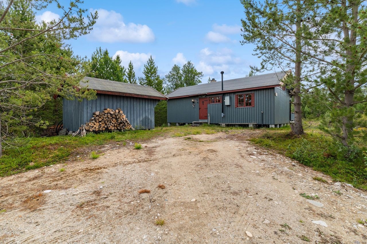 Plass til flere biler på eiendommen. Galleribilde