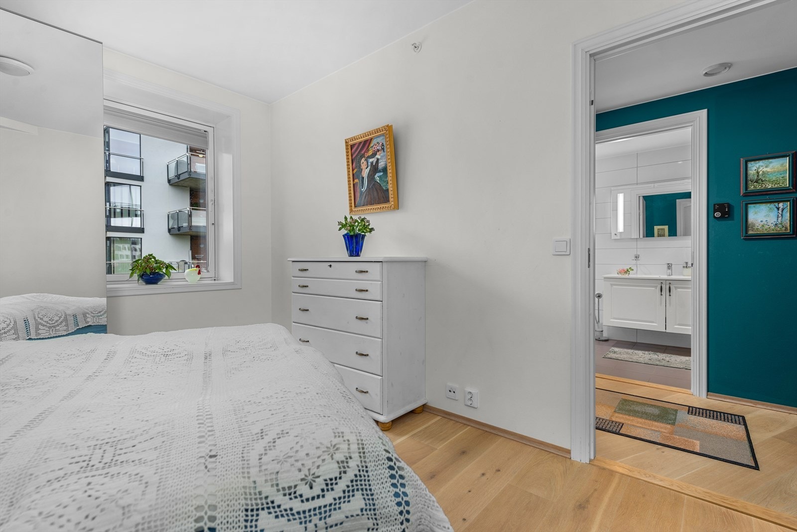 Fra hovedsoverommet finner man badet rett over gangen. Galleribilde