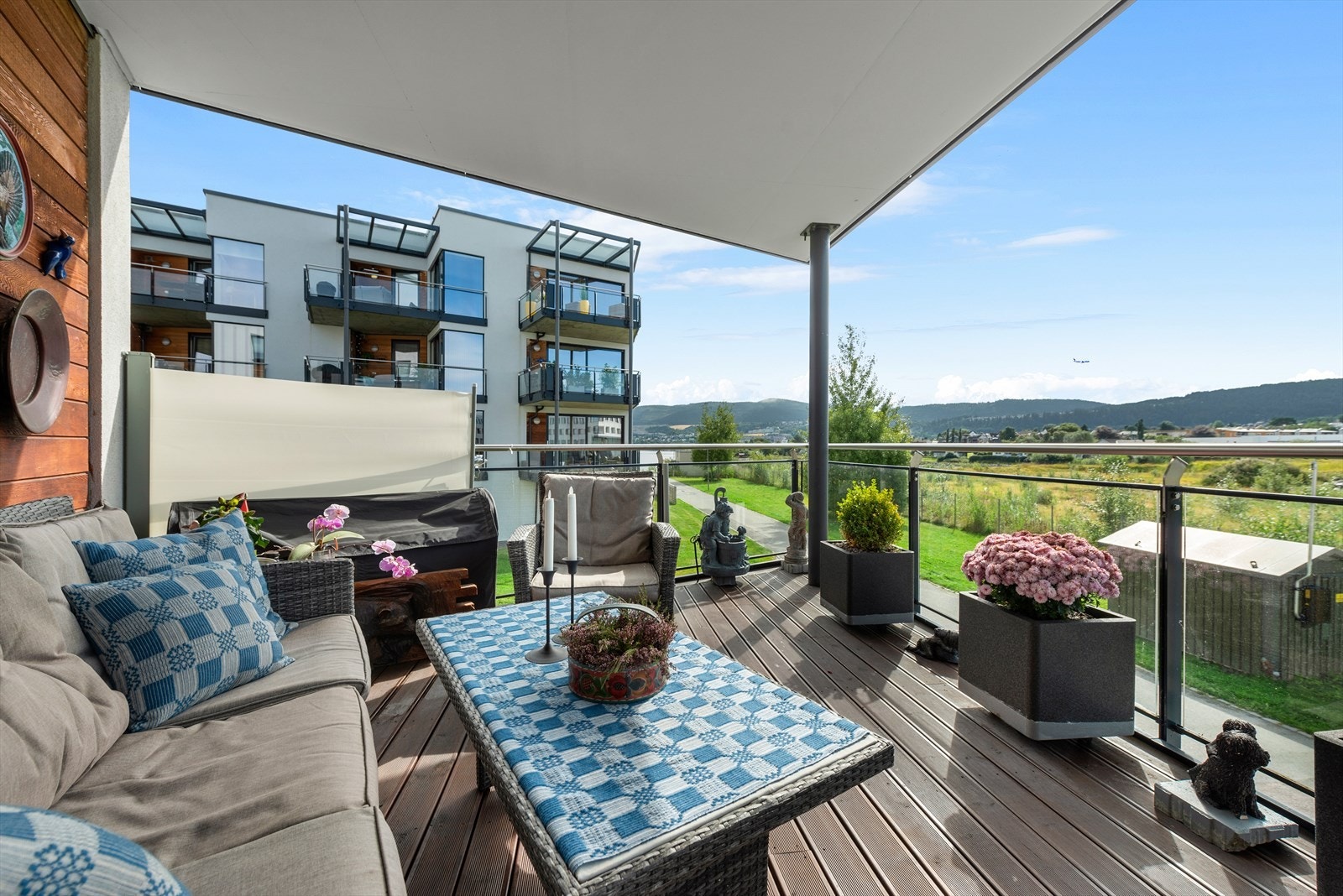 Velkommen til Grillstadfjæra 72 og denne romslige 3-roms hjørneleiligheten! Galleribilde