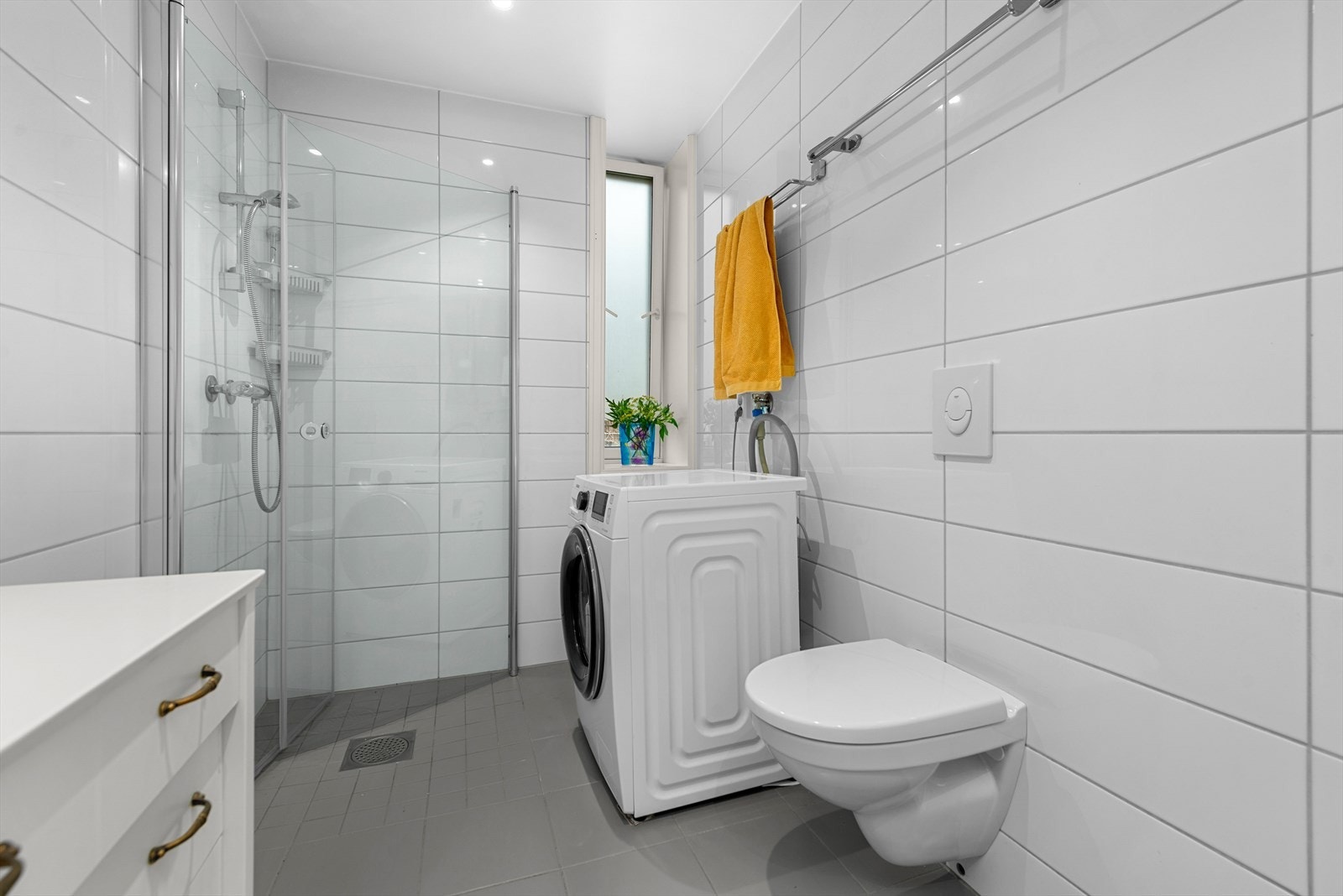 Badet er utstyrt med opplegg for vaskemaskin. Galleribilde