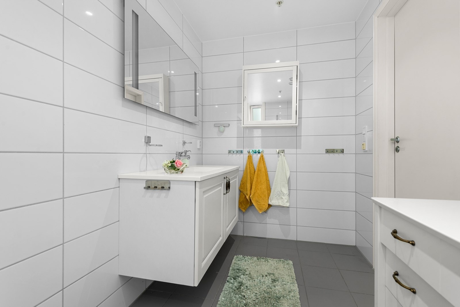 Badet har stilrene og delikate fliser og innredning. Galleribilde