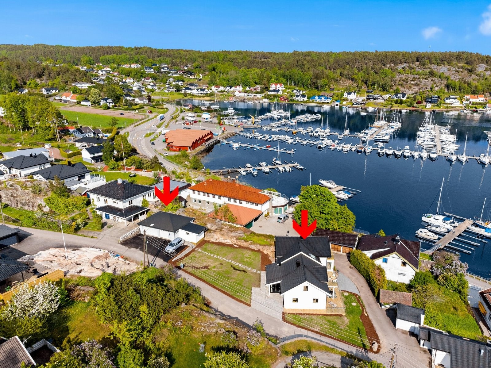 Eiendommen er beliggende i maritime omgivelser. Egen båtplass og Kiwi i kort gåavstand. Galleribilde