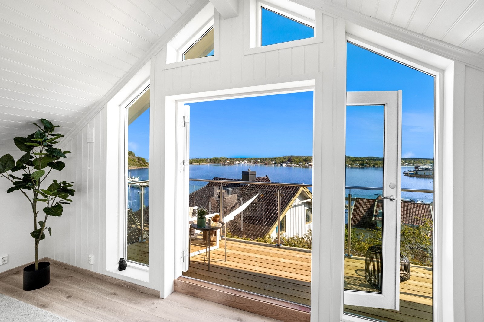 Soverommet har egen nylagt balkong med glassrekkverk. Her kan morgenkaffen nytes i soloppgang. Galleribilde