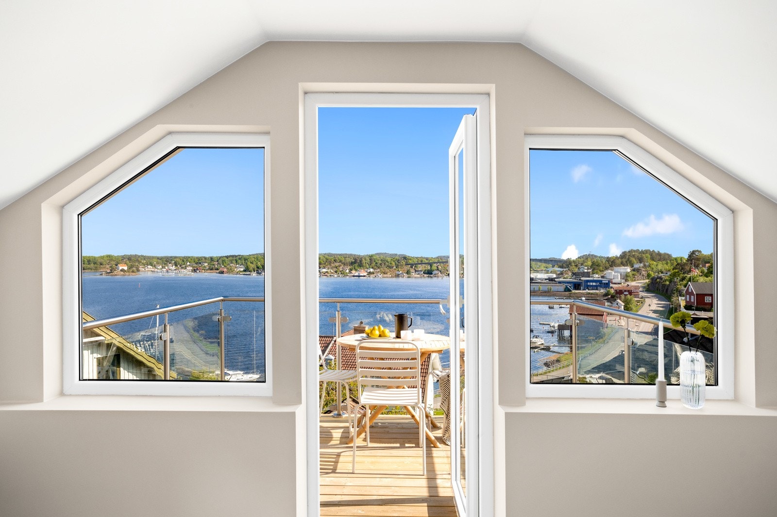 Fra stuen er det magisk utsikt og en romslig balkong. Galleribilde