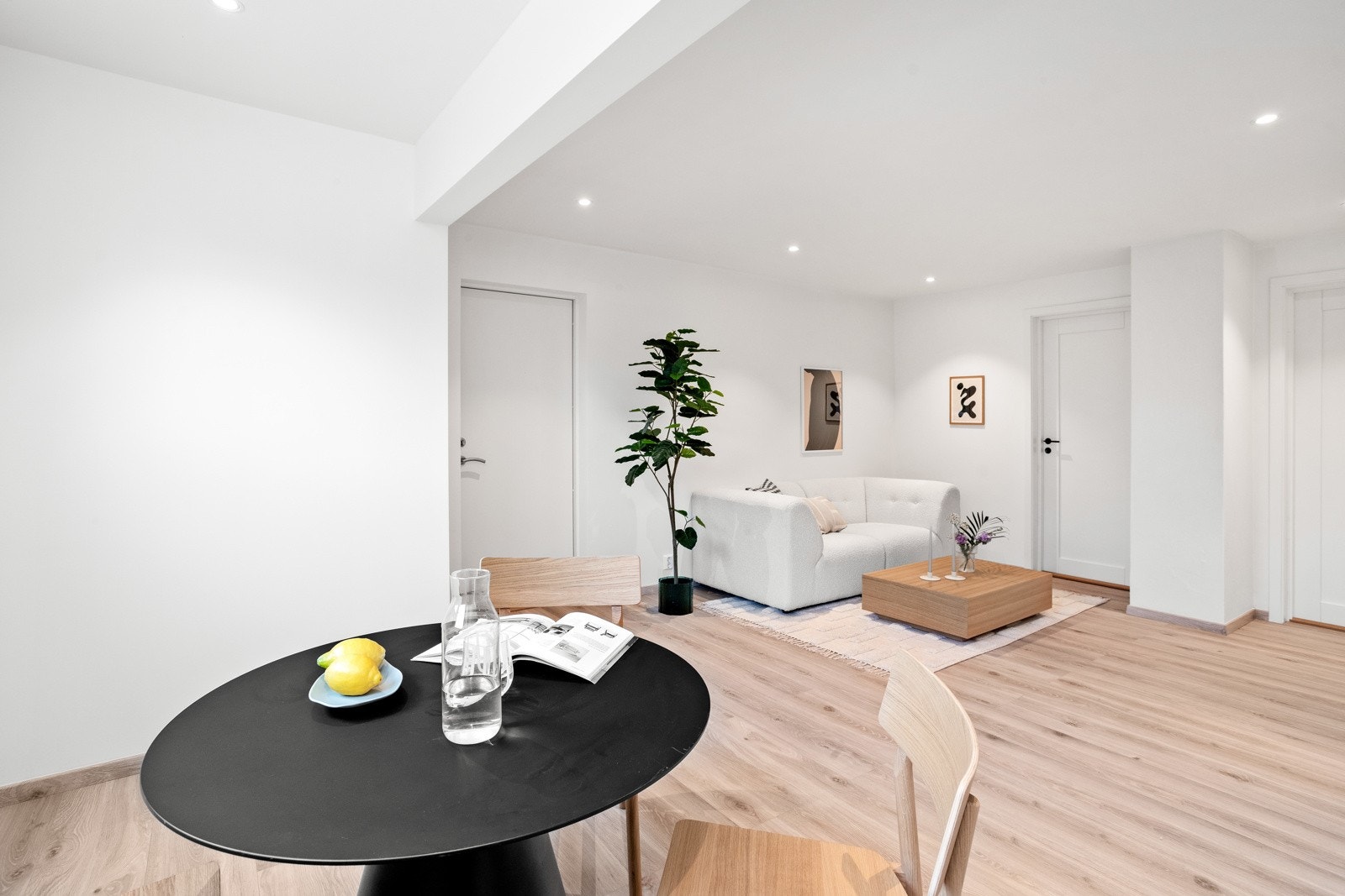 Meget fin hybel i underetasjen med egen inngang som er på motsatt side av hoveddelens hovedinngang. Galleribilde