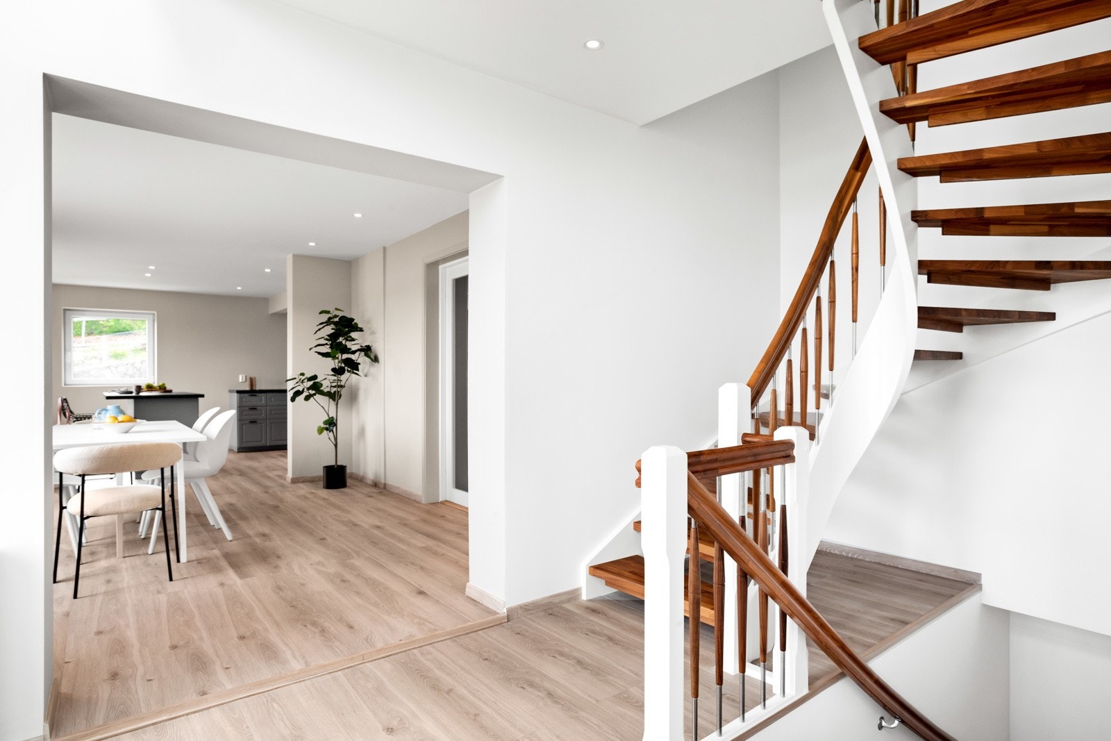 Det er utstrakt bruk av downlights i nesten alle rom. Dette gir en behagelig og dimbar belysning. Galleribilde