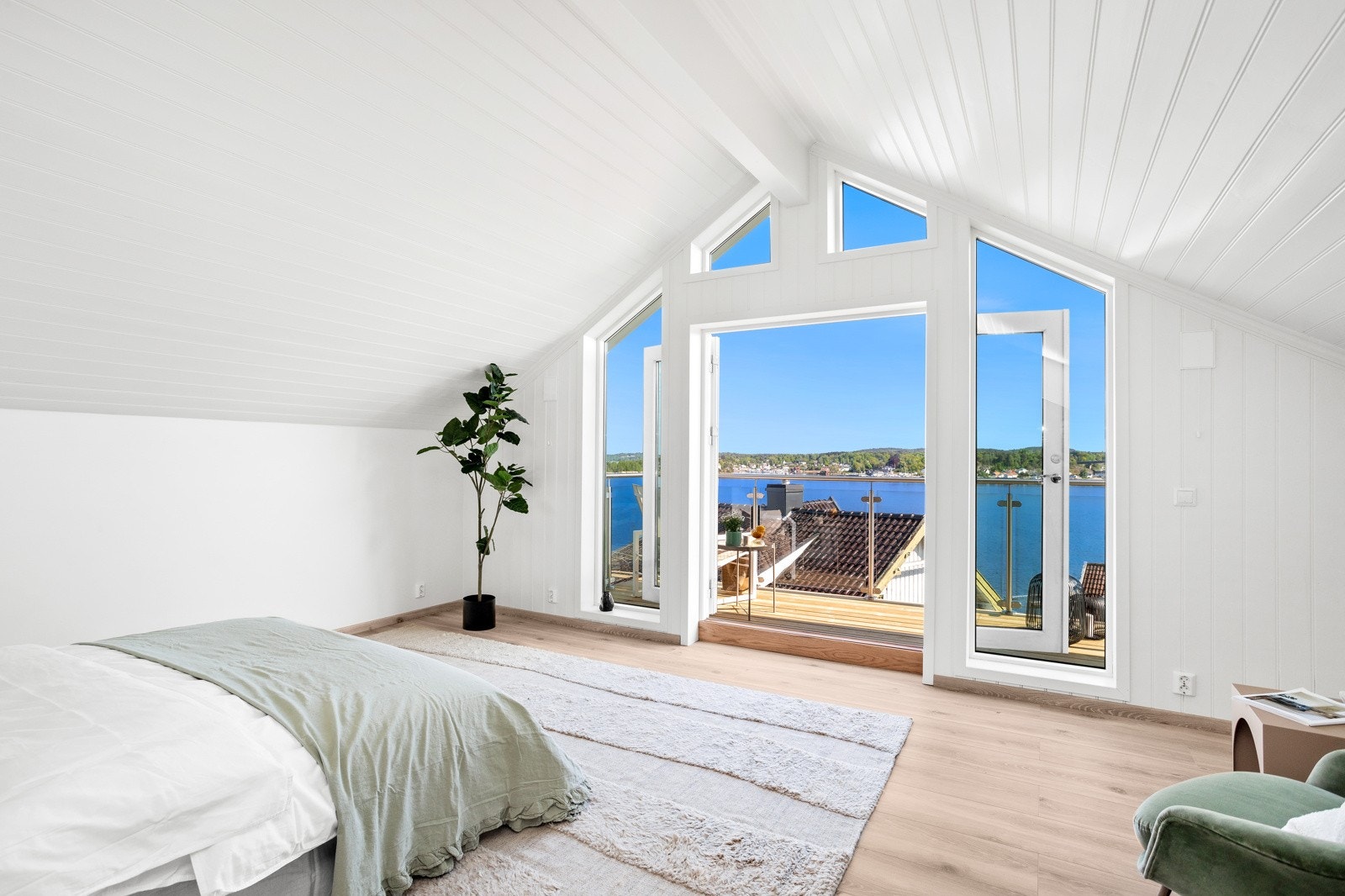 Hovedsoverommet er helt unikt! Her er det god takhøyde og en formidabel utsikt. Galleribilde