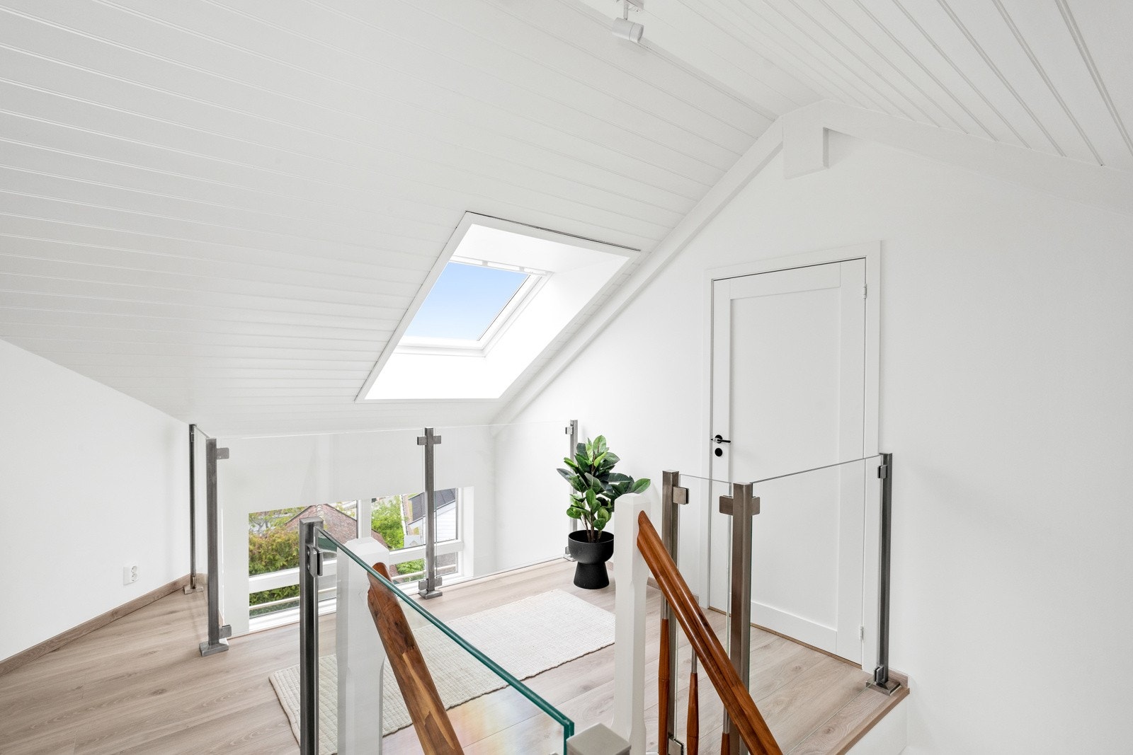 Til høyre kommer man inn i stue nr 2 samt et soverom. Til venstre kommer man inn til hovedsoverom med smart kontorløsning og stort flott bad. Galleribilde
