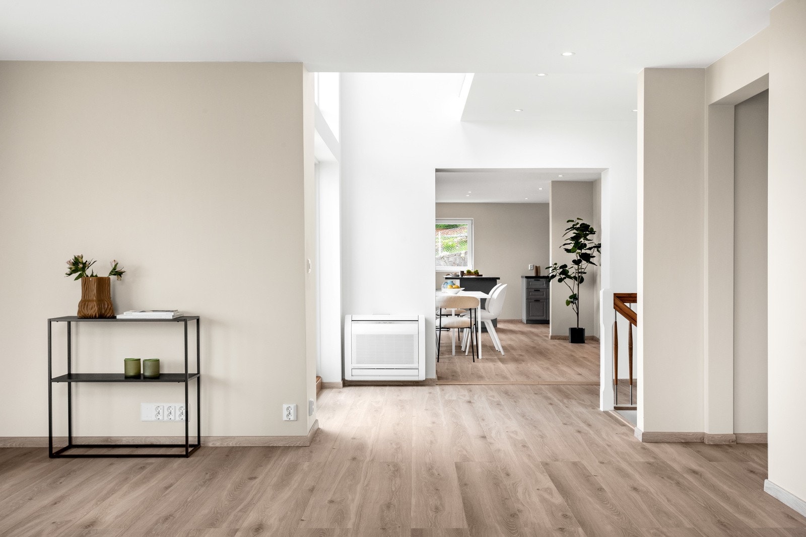 Boligen har en særdeles god og spennende planløsning. Dette huset er perfekt tilpasset en barnefamilie med sin unike rominndeling. Galleribilde