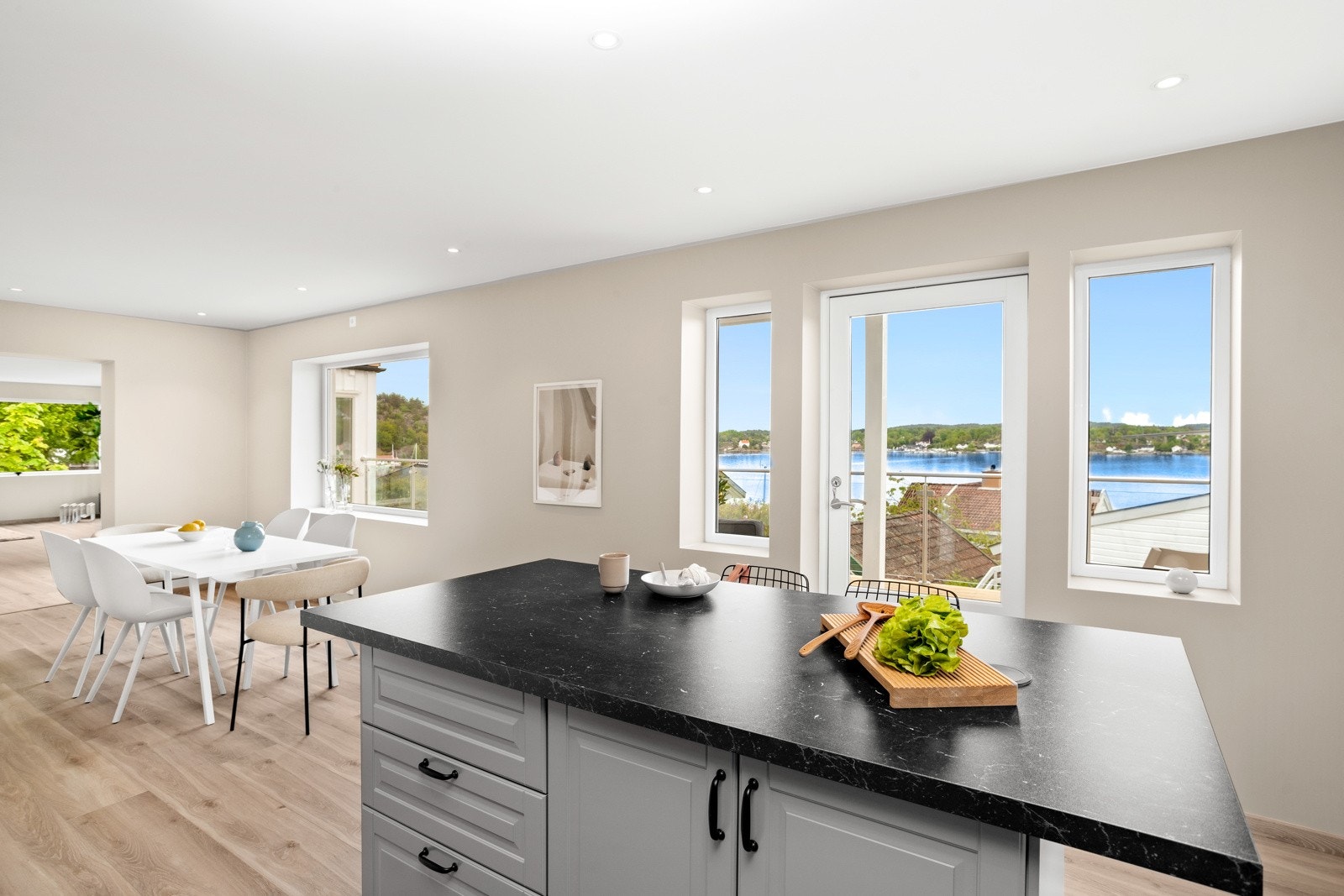 Fra kjøkkenet er det også herlig utsyn til sjøen, med balkongdør til terrassen. Galleribilde