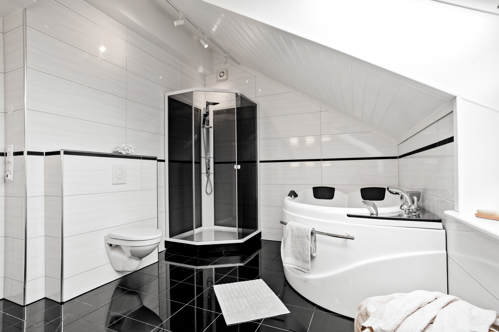 På badet finner man et stort Viking boblekar, Porsgrunn Showerama dusjkabinett, vegghengt toalett, dobbel servantinnredning og 150 cm nytt speilskap med belysning. Galleribilde