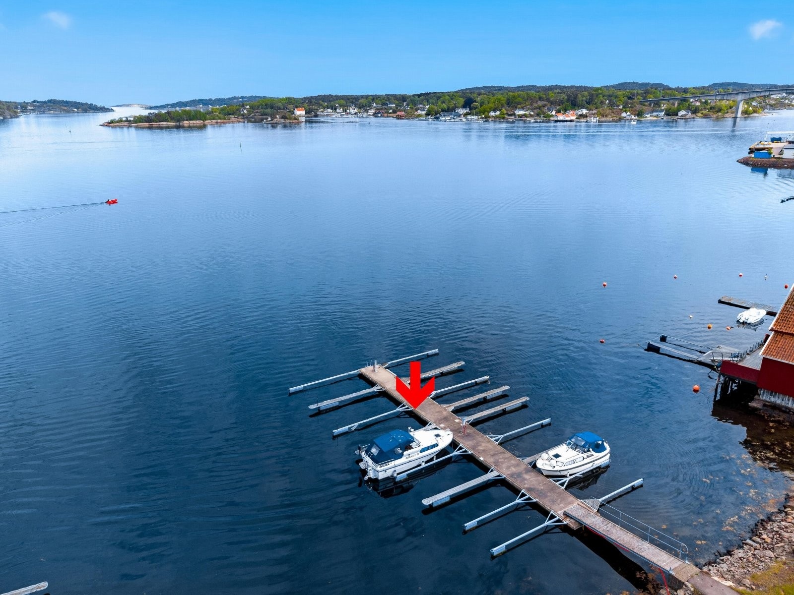 Stor og god båtplass med perfekt utgangspunkt for å utforske den vakre skjærgården. Det er strøm, vann og badestige på brygga. God dybde! Galleribilde