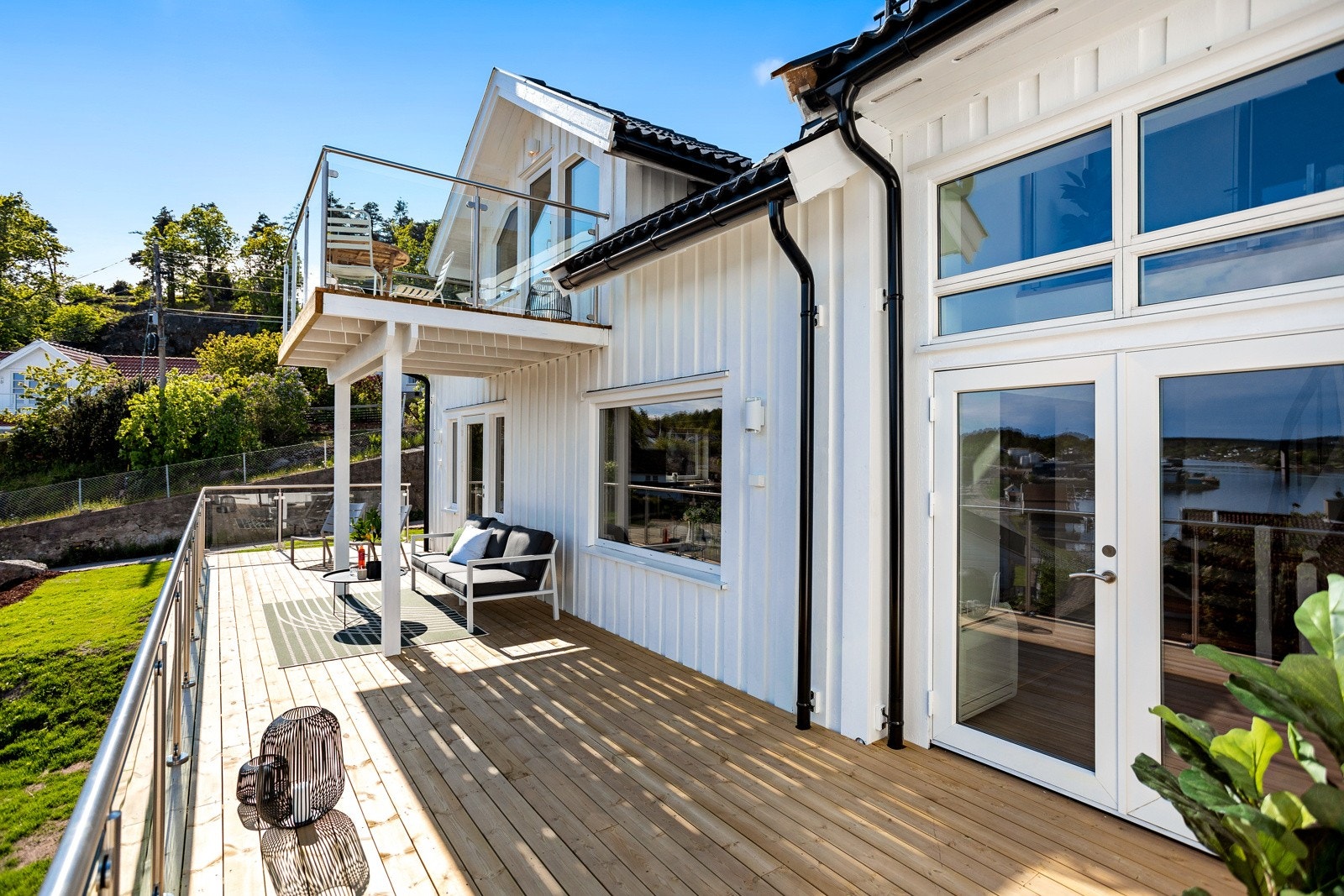 Dobbel glassdør til stua. Terrassen kan møbleres i ulike soner da det er godt med plass. Galleribilde