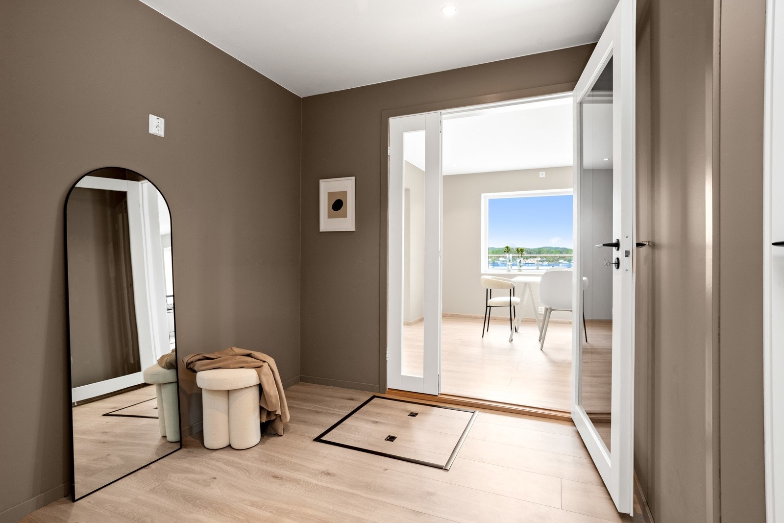 Fra entreen kommer man inn i denne vakre gangen hvor det er dobbel glassdør ut til spisestua. Dette skaper et fint gjennomlys, og man blir umiddelbart møtt av utsikten. Galleribilde
