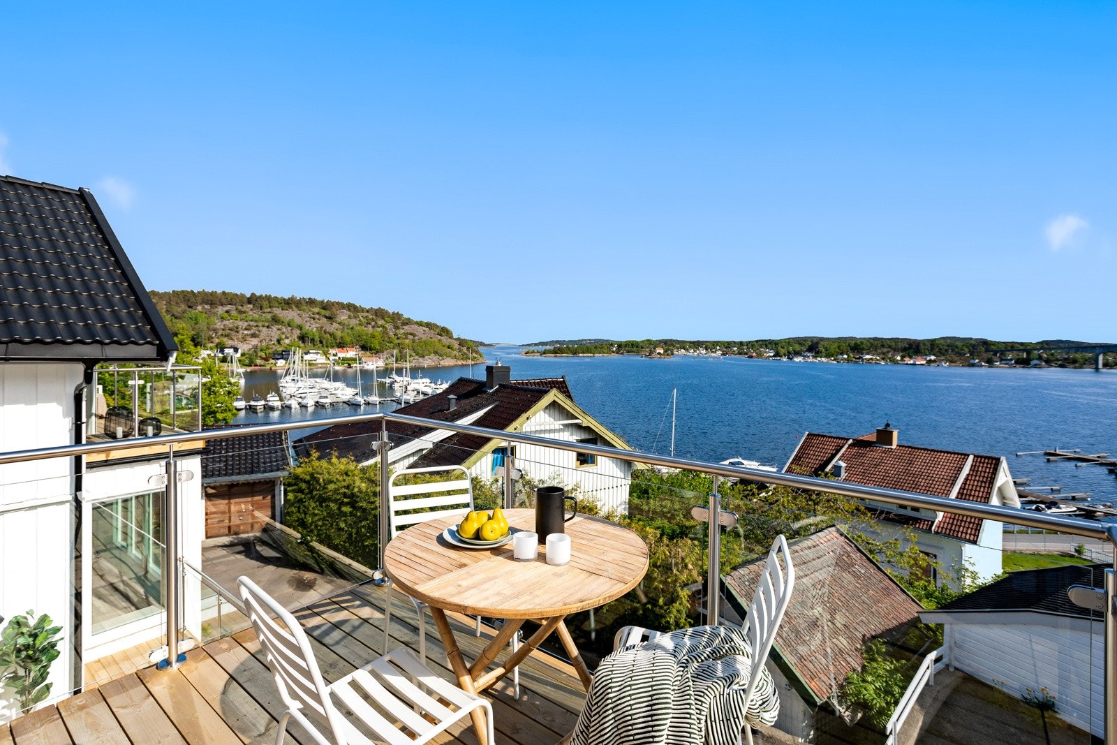 Det er nydelig utsikt fra boligens terrasse og balkonger, og ikke minst fra boligens oppholdsrom. Galleribilde