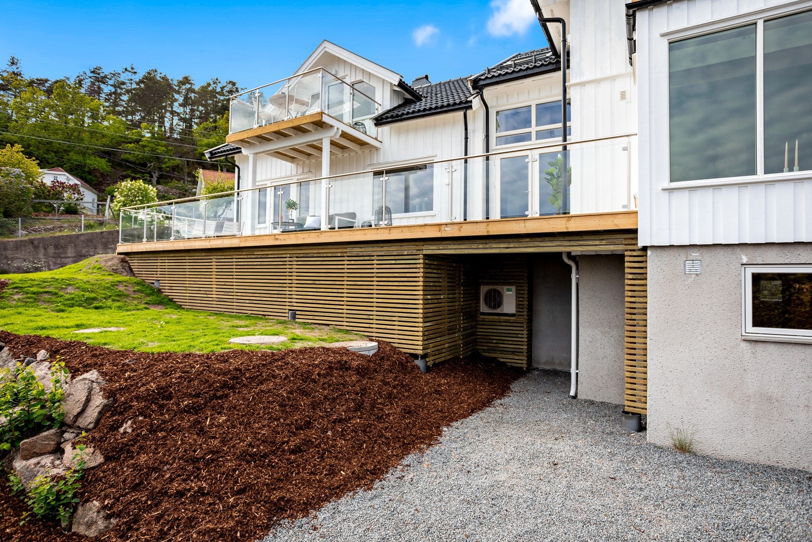 Inngang til hybelen og hybelens uteplass som nylig er gruset. Galleribilde