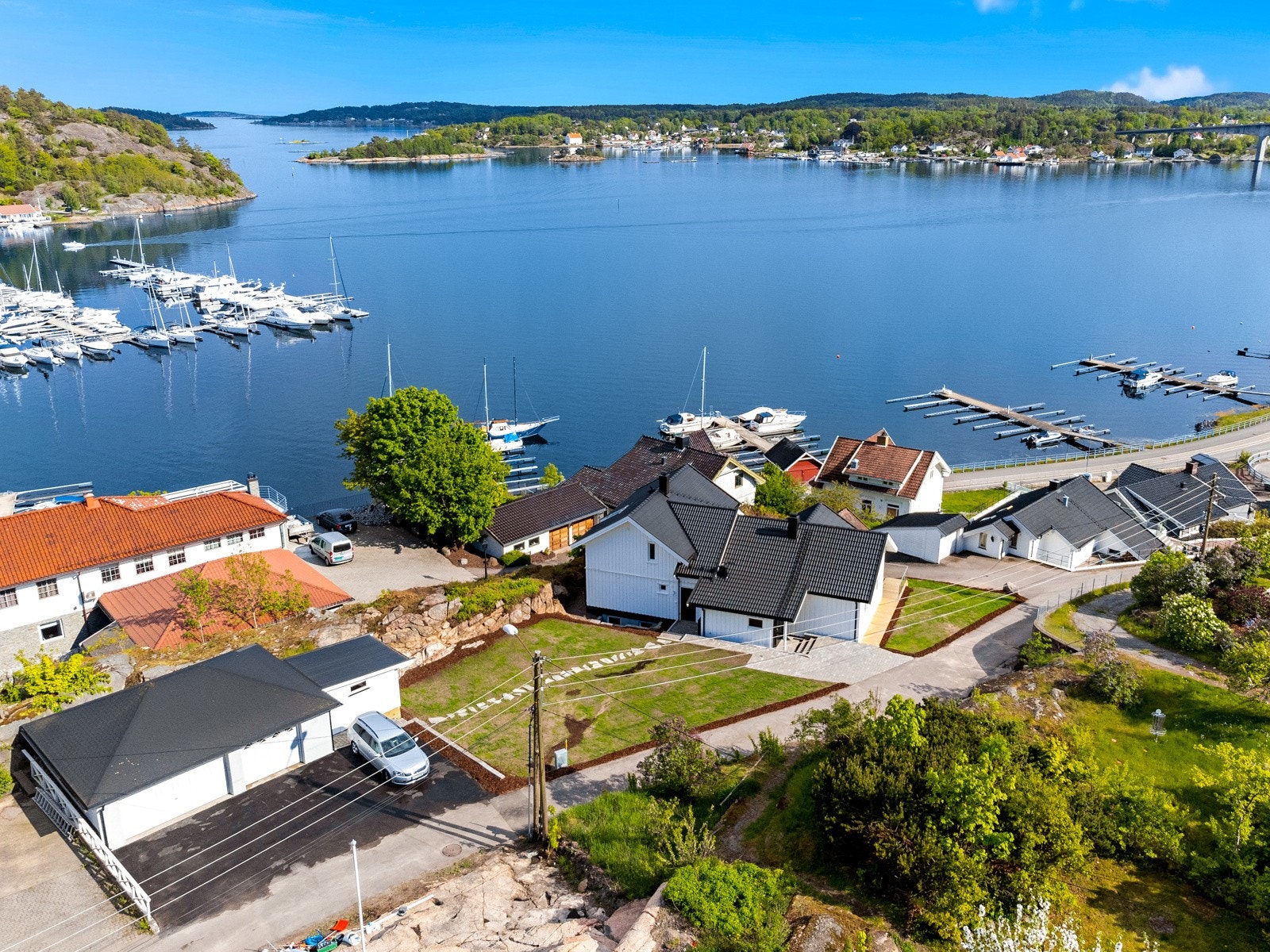 Vi presenterer her en nydelig eiendom med fantastisk utsikt til Vrengensundet og omkringliggende landskap. Galleribilde