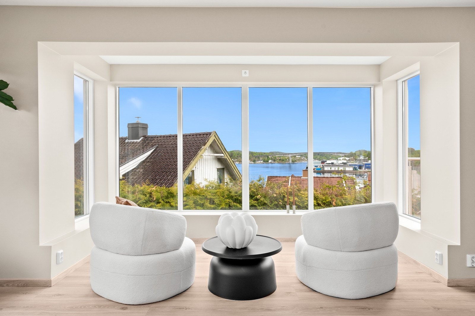 Utsikten kan nytes fra alle vinduene som vender mot syd, noe som gjelder alle oppholdsrommene i 1. og 2. etasje. Galleribilde