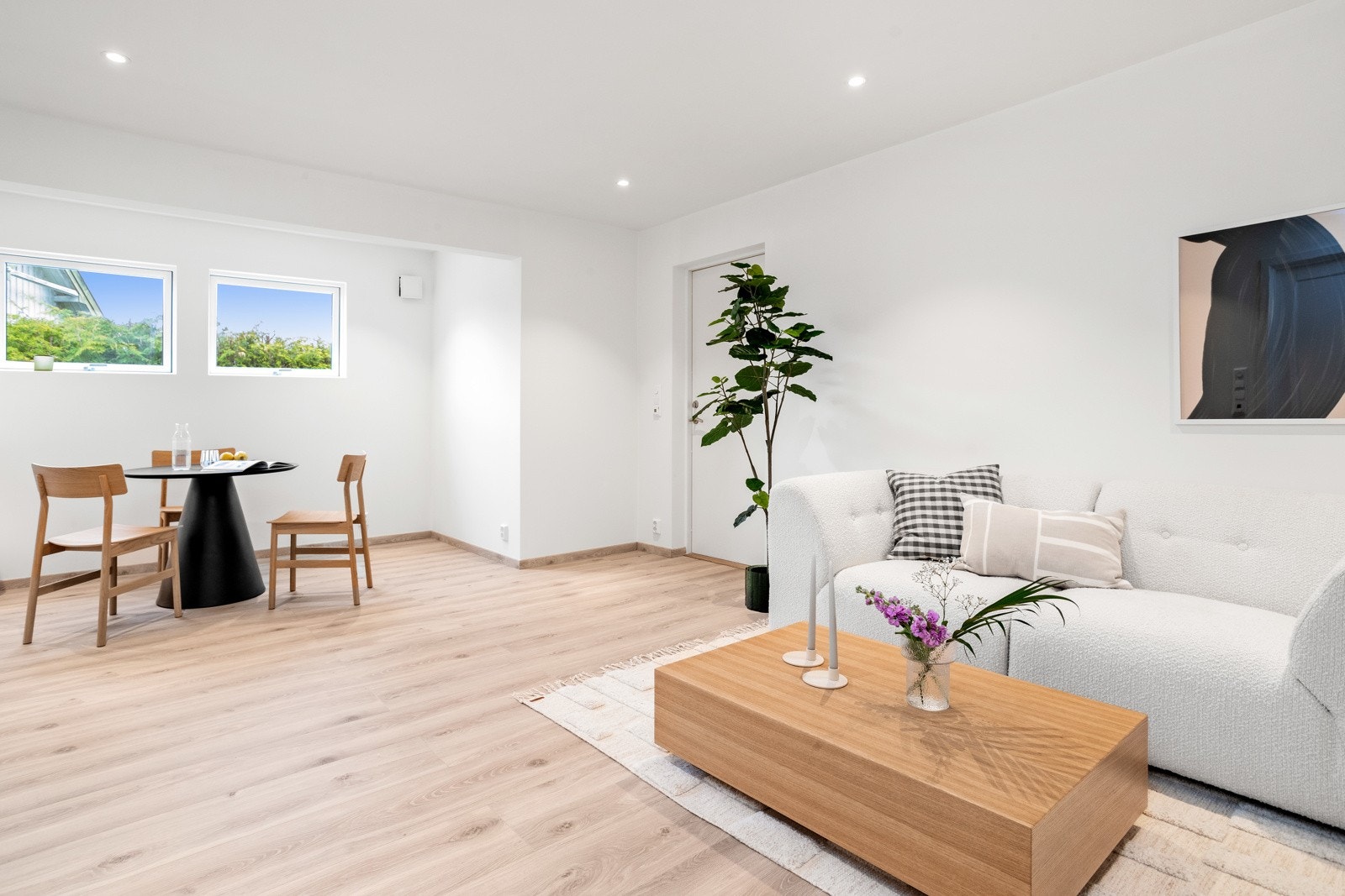 Det er varme i alle gulv og utstrakt bruk av downlights. Galleribilde