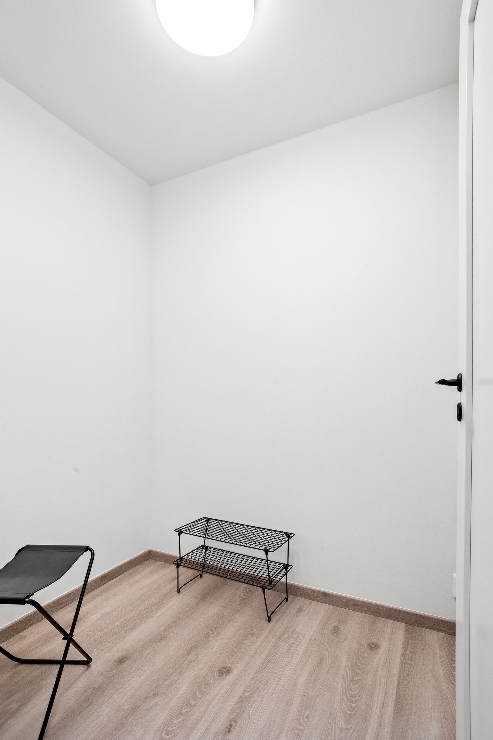 Praktisk garderoberom i tilknytting til entreen/gangen. Rommet kan enkelt innredet etter eget ønske, og passer perfekt inn som en walk-in garderobe. Galleribilde