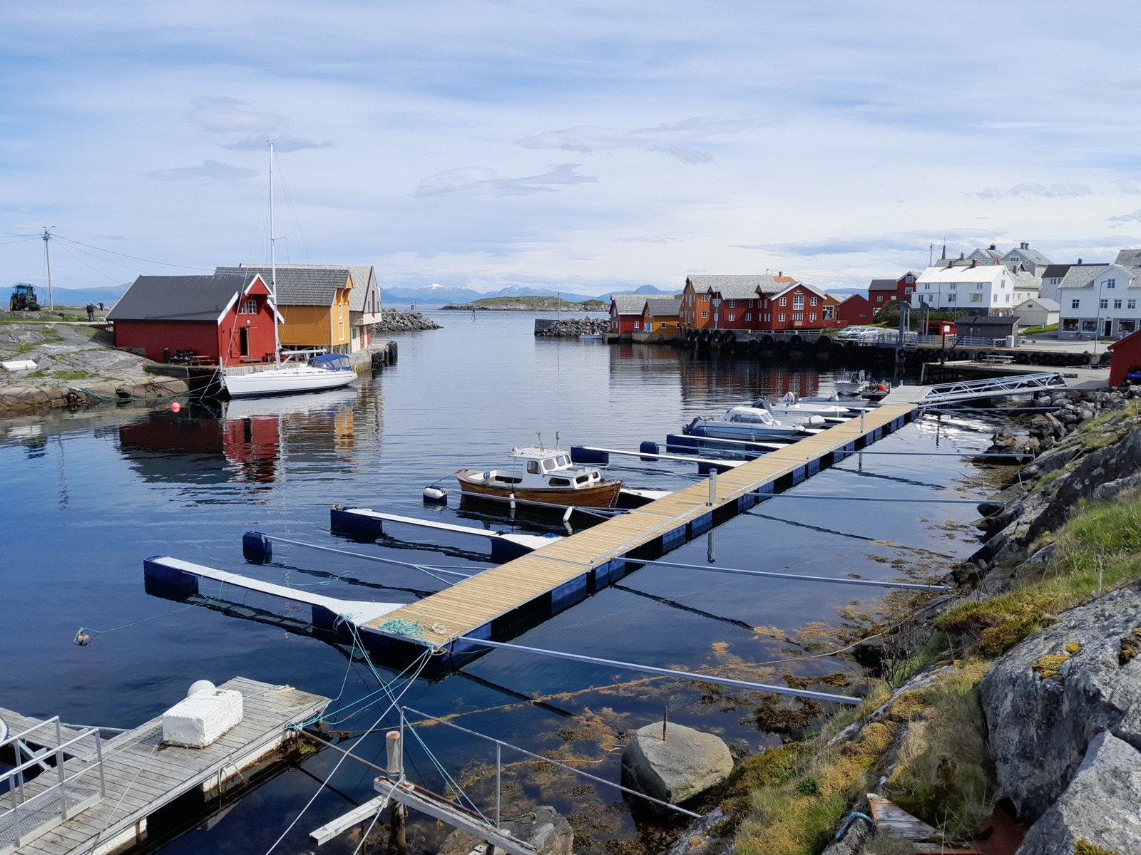 Ona Småbåtlag. Båtplassen hvor den brune og hvite båten ligger. Galleribilde