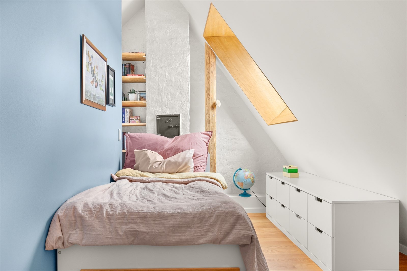 Her fra leilighetens tredje soverom. Også dette rommet har det flotte takvinduet med skråstilte vinduskarmer. Her er takhøyden i topp hele 2,91 meter. Galleribilde