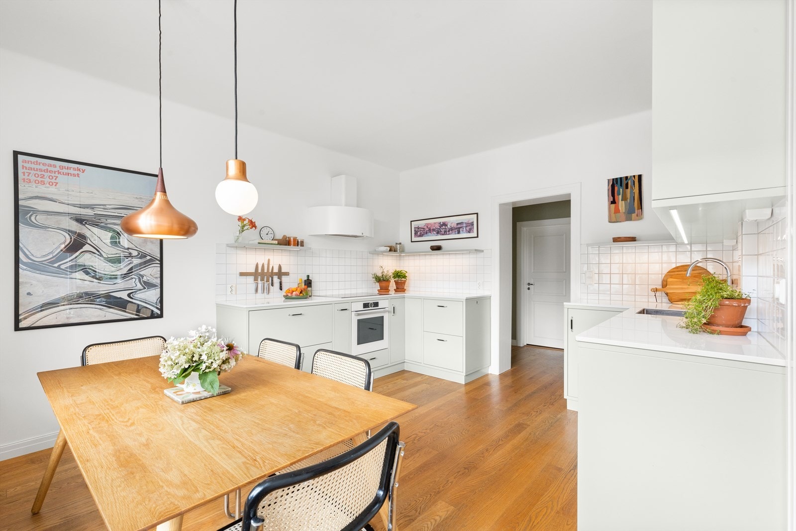 Kjøkkenet er fra 2016 og fremstår som meget pent og velholdt. Kjøkkeninnredningen har gode arbeidsflater og godt med oppbevaringsplass. Stilig med mulighet for stort bilde også i kjøkkenet. Galleribilde