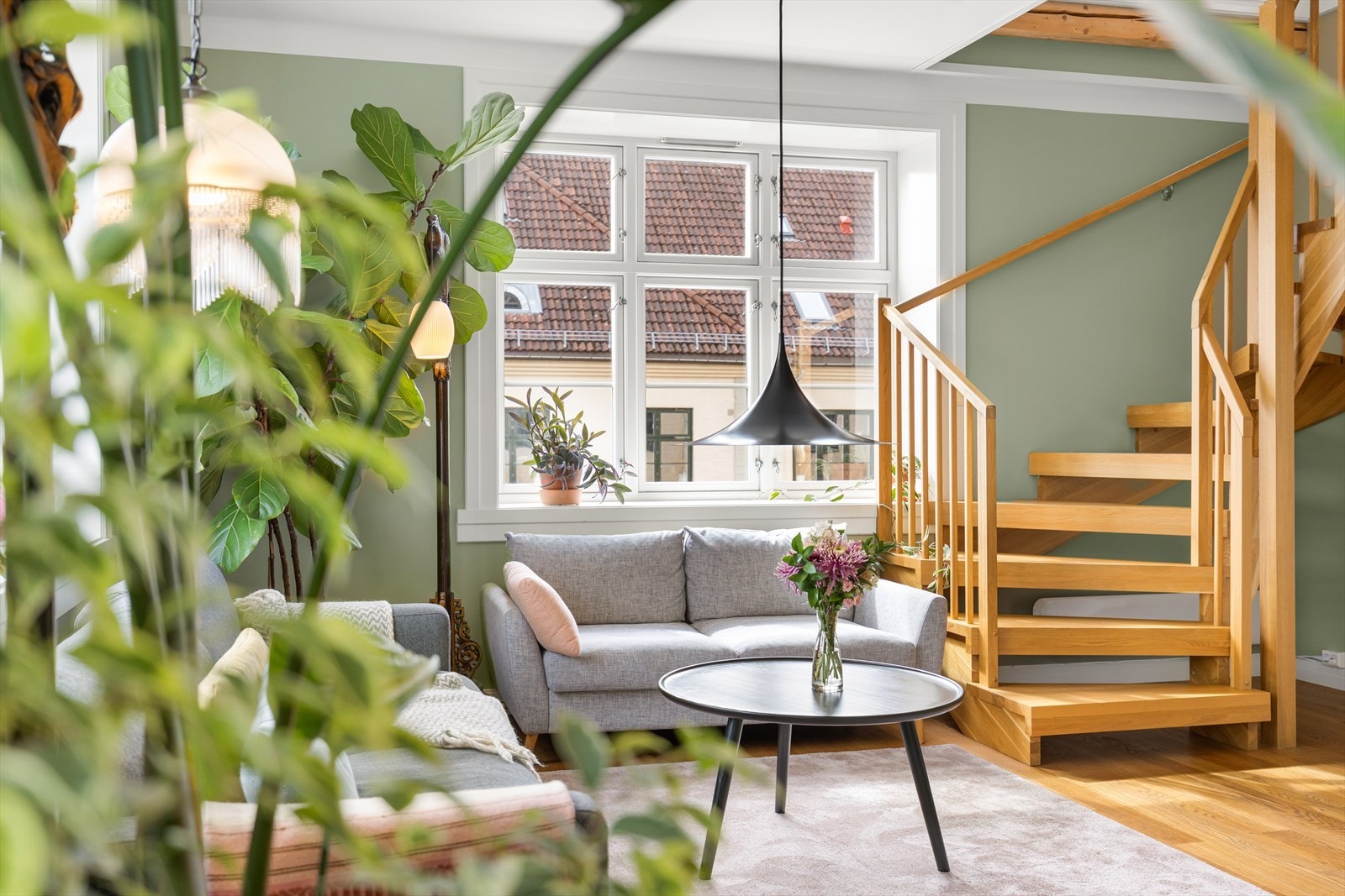 Leiligheten ligger svært lyst og flott til i byggets tre øverste etasjer. Denne leiligheten har et gulvareal på hele 164 m2. Galleribilde