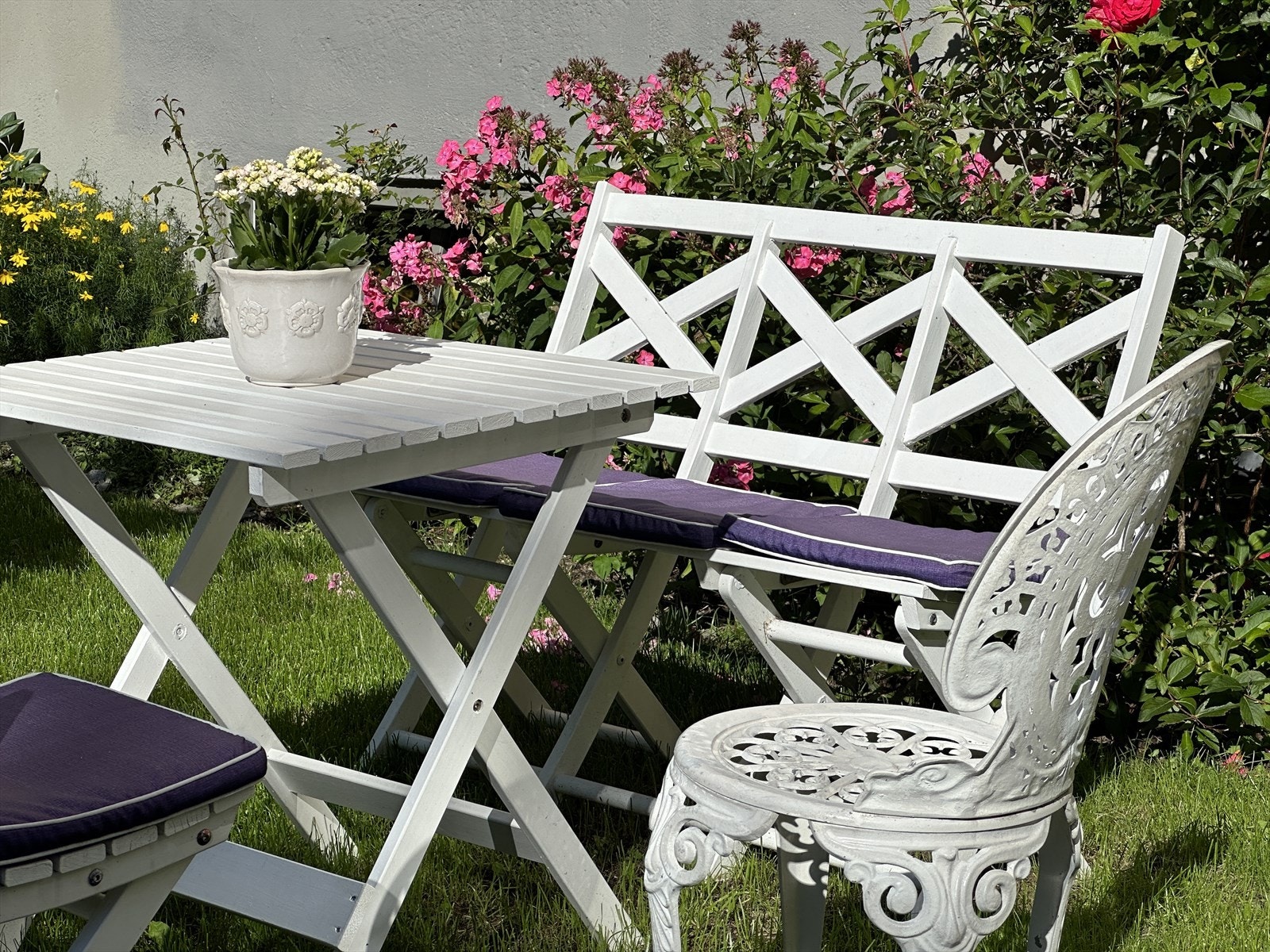 En av mange hyggelige sitteplasser i borettslaget. Her fra en av de flotte forhagene. Galleribilde