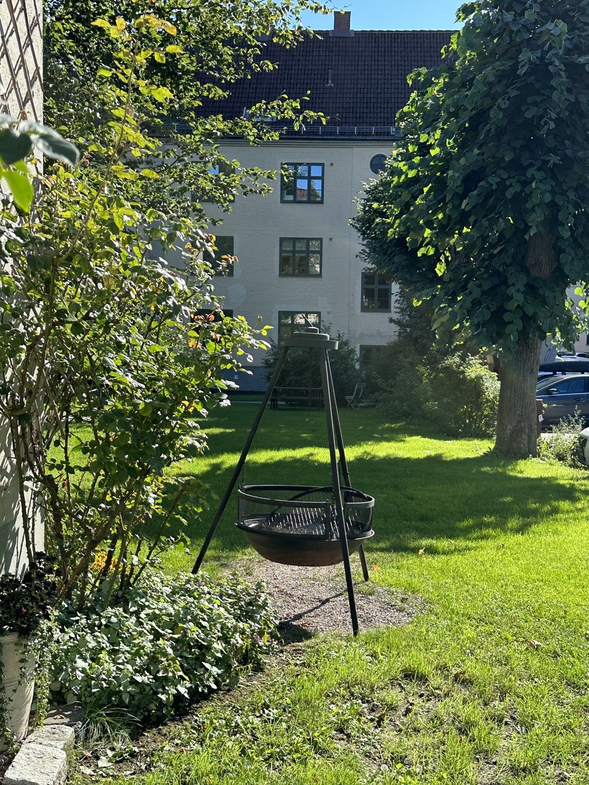 I tillegg til felles griller er det også flere bålpanner til fri disposisjon for beboerne i borettslaget. Galleribilde