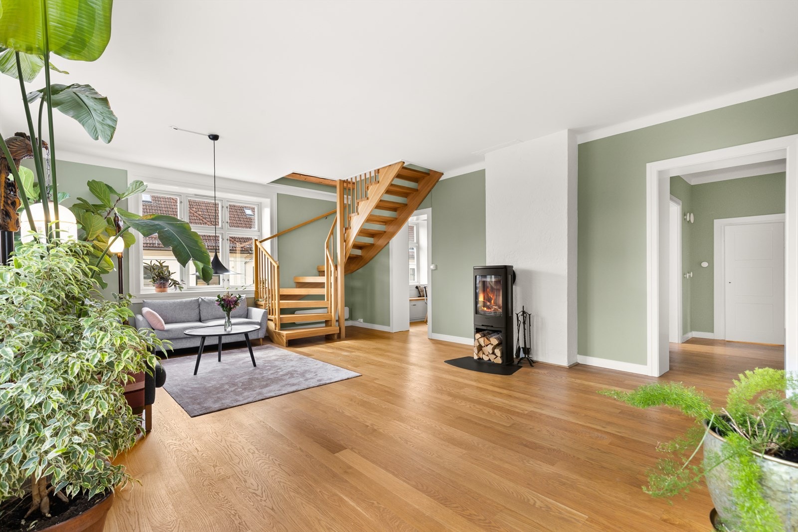 Skulle du ha behov for å endre litt på planløsningen er det lagt flott sømløst heltre eik i planker gjennom hele leilighetens rom over alle tre etasjer. Galleribilde