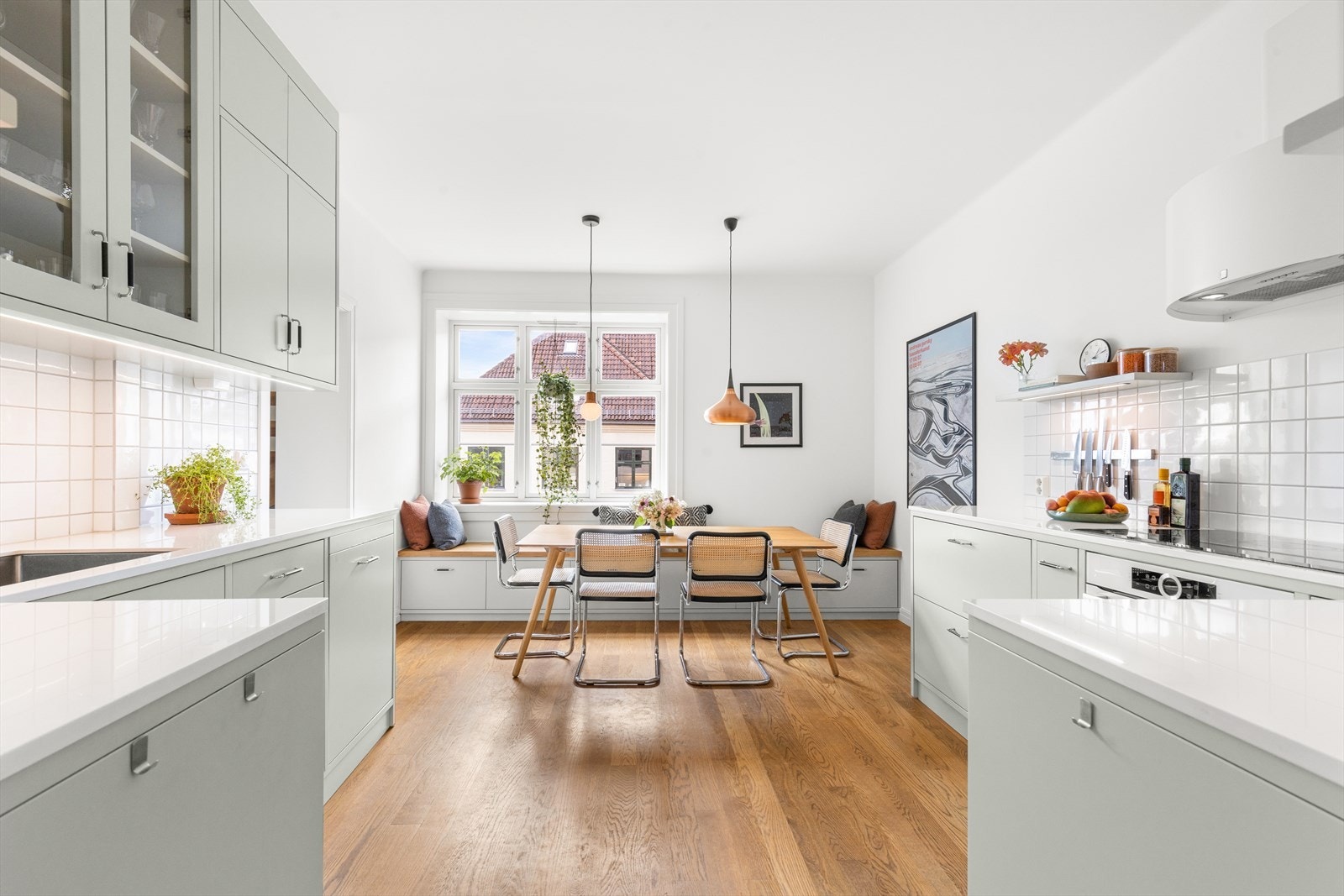 På kjøkkenet er det en velegnet plass til stor spisegruppe som gir rom for gjester på besøk. Den smarte plassbygde sittebenken på nesten 4 meter har i tillegg rikelig med skuffer for oppbevaring. Galleribilde