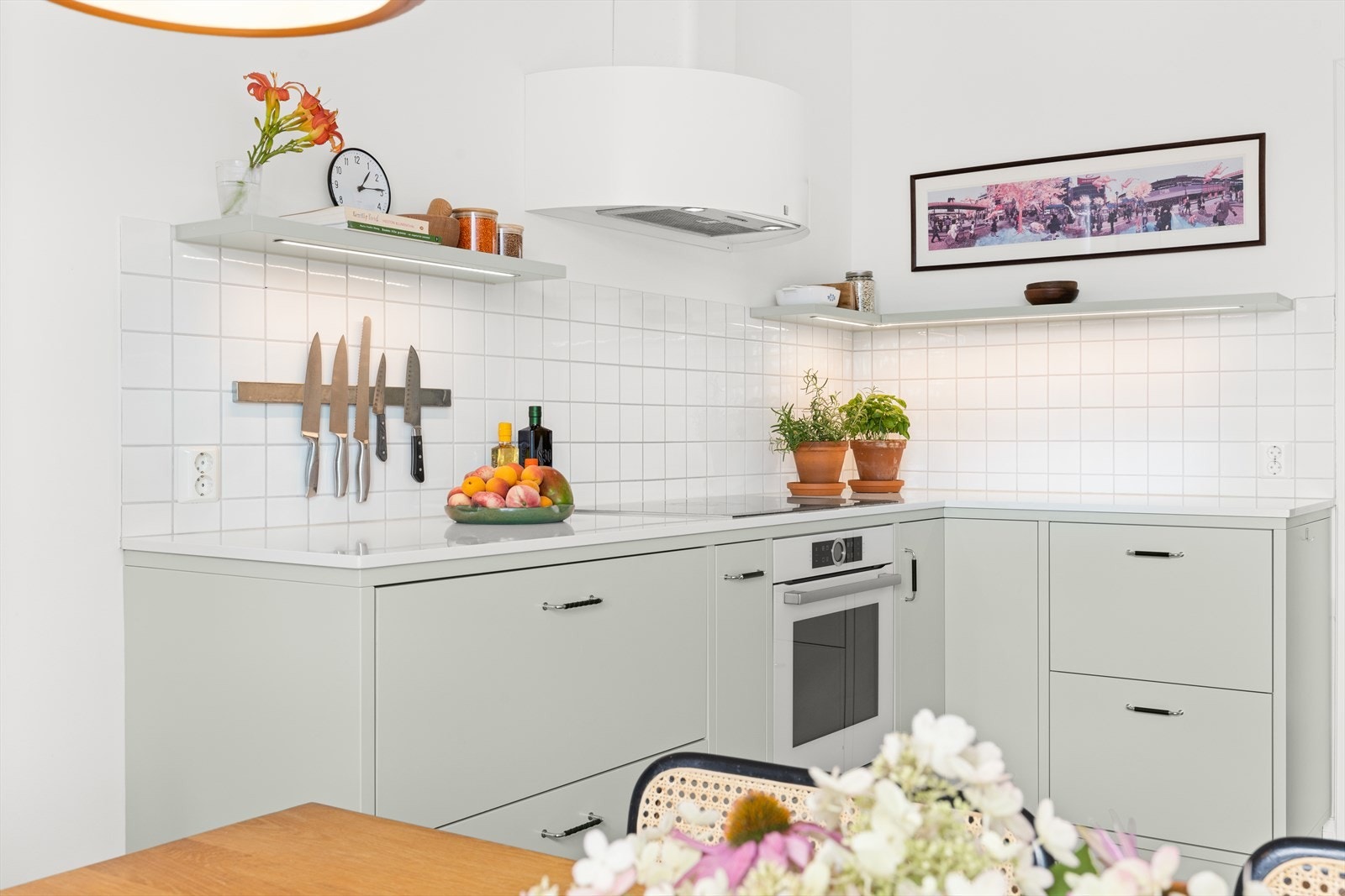 Videre er det integrert induksjonstopp (bred type), stekeovn og oppvaskmaskin, i tillegg til to fine og praktiske kjøleskuffer. Både kjøleskuffene og avtrekksviften er fra Røroshetta. Galleribilde