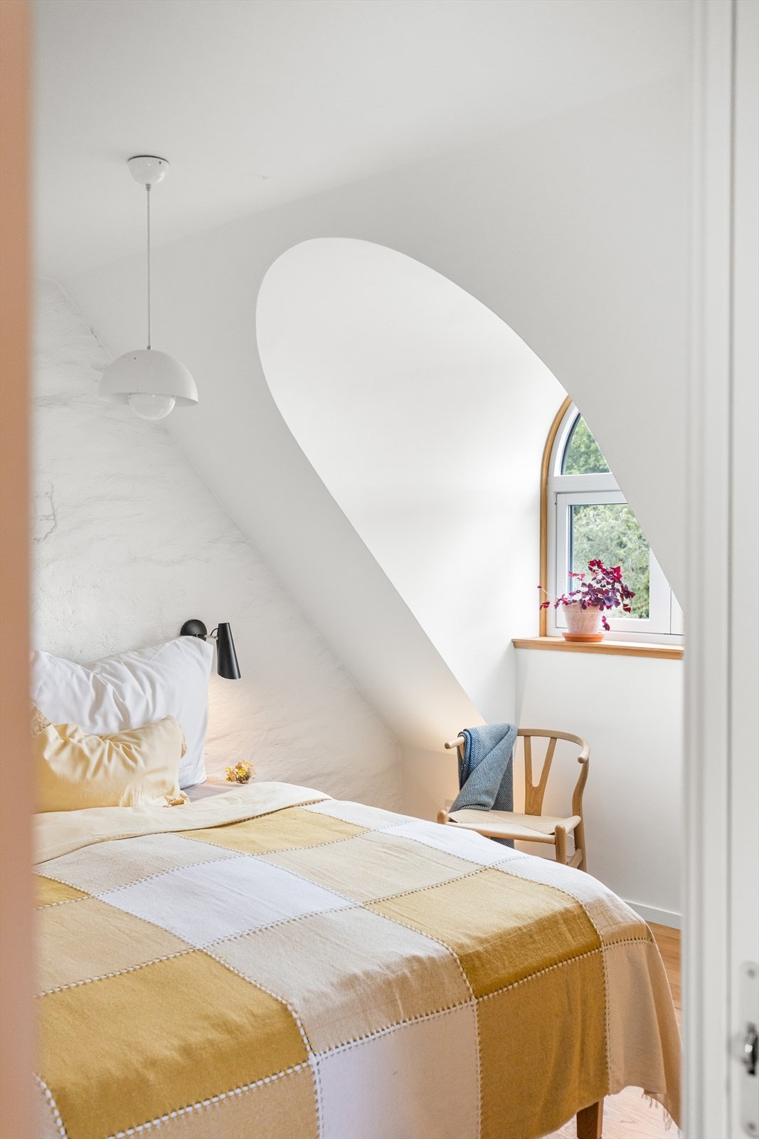 Det er skyvedører til soverommene. Passasjer, trapper og "rommene mellom rommene" er med vilje gitt luft og bredde slik man har god plass på "trafikkerte" områder og også når man passerer hverandre. Galleribilde