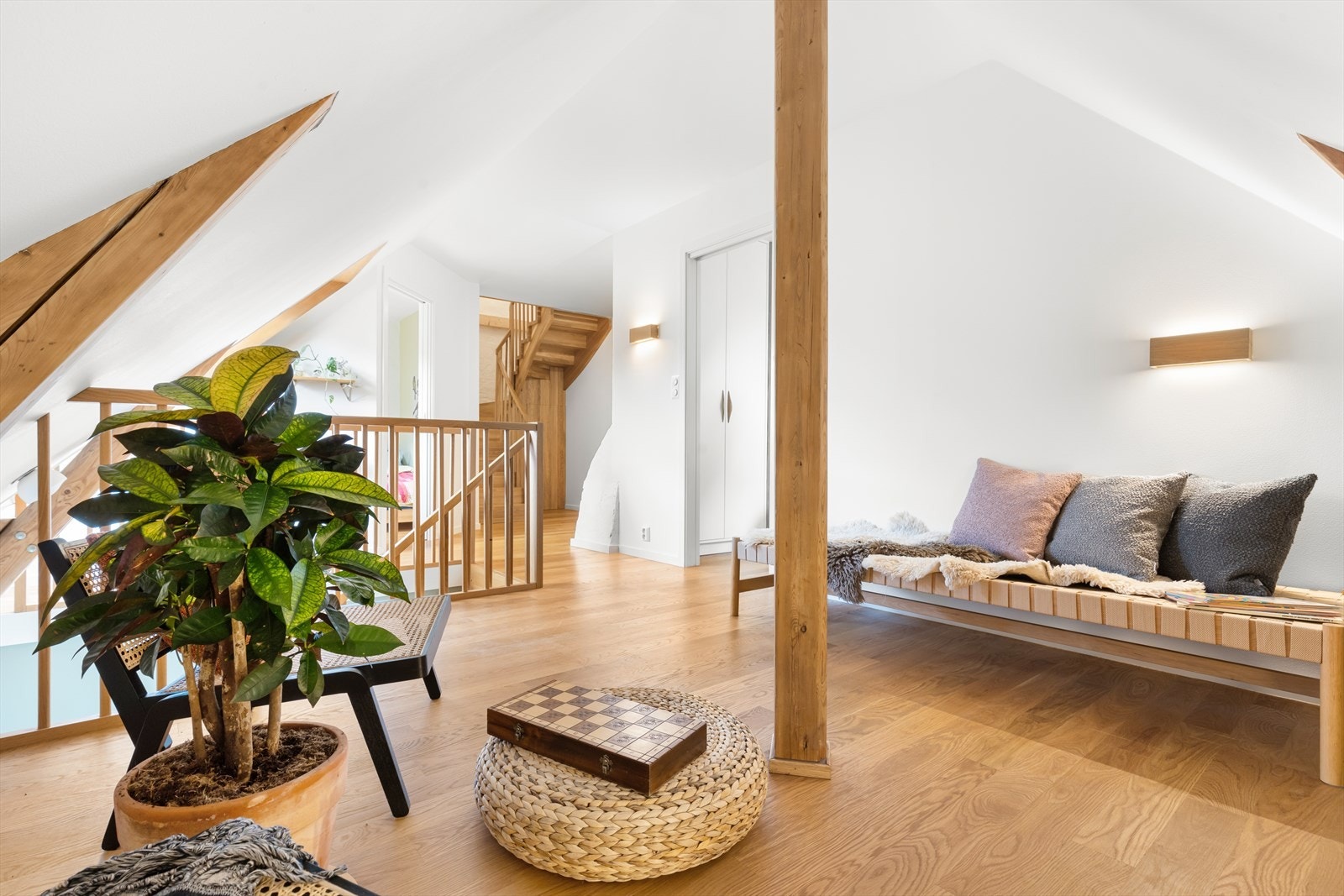 Dette rommet fungerer også som en fin lesekrok, eller rett og slett et sted å trekke seg tilbake til. Loftsstuen har TV- og internettuttak. Galleribilde