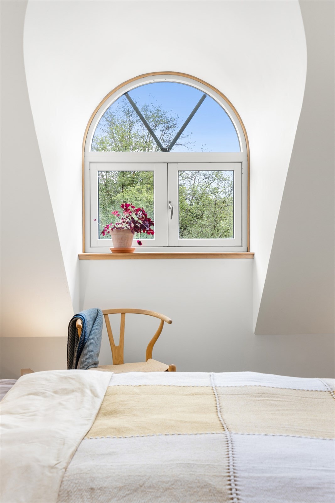 Det flotte hovedsoverommet har en stor vindusark med utsikt mot tretoppene i Torshovparken. Galleribilde