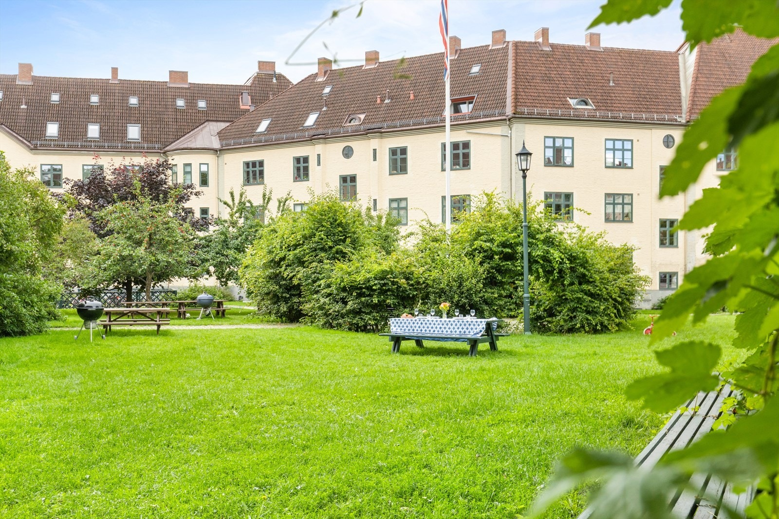 Gården har en fantastisk parkmessig opparbeidet bakgård. Naboskapet er helt unikt. Dette er et utpreget trivelig og trygt nabolag hvor beboerne har rikelig med uteplasser, møteplasser som parker, parkmessige gårdsrom, forhager og lekeplasser. Galleribilde
