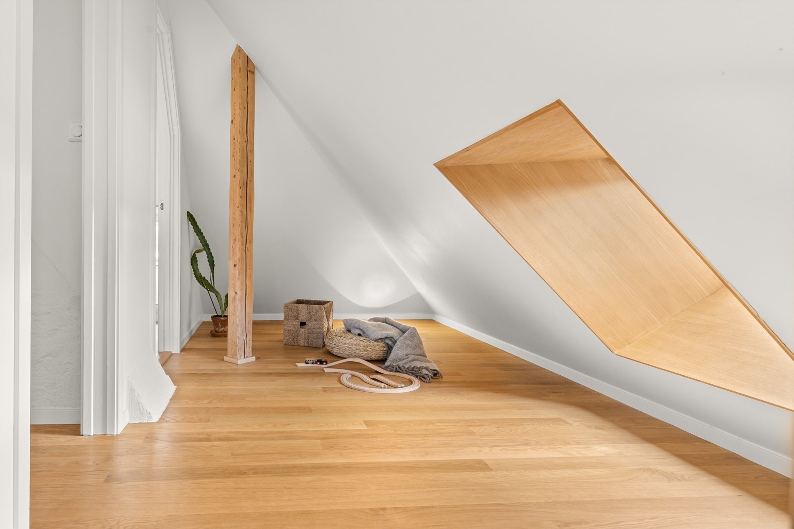 Den lille loftsstuen i øverste etasje er stedet for ungdommenes spillkvelder og fungerer også som "sovesal" ved overnattingsbesøk. Galleribilde