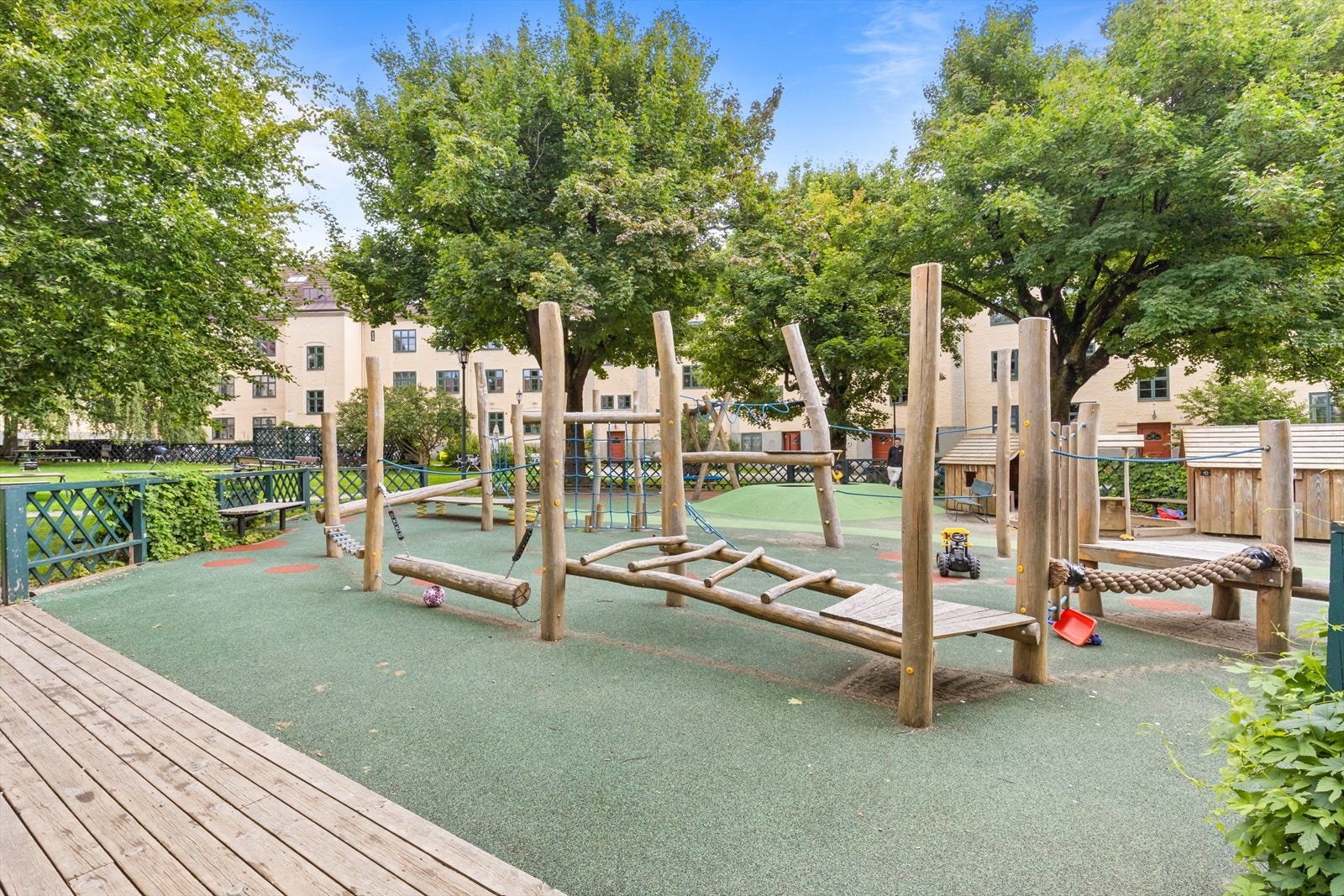 Om ikke barnet ditt leker akkurat her, kan det godt tenkes at hen har tatt en tur til en av de andre flotte klassiske gårdene og leker med vennene sine der. Barna har det nemlig helt supert på Torshov med lekekamerater på tvers av gårdene. Galleribilde