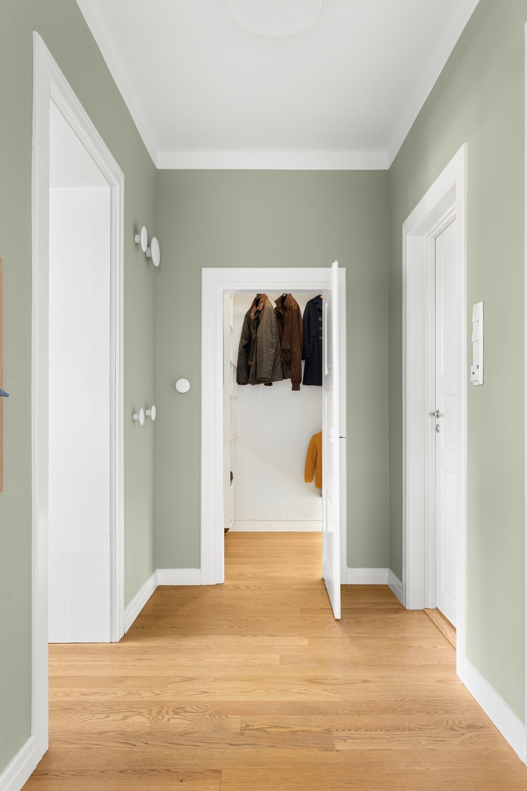 Her sett fra gangen i hovedetasjen og mot kottet/garderoben. Galleribilde