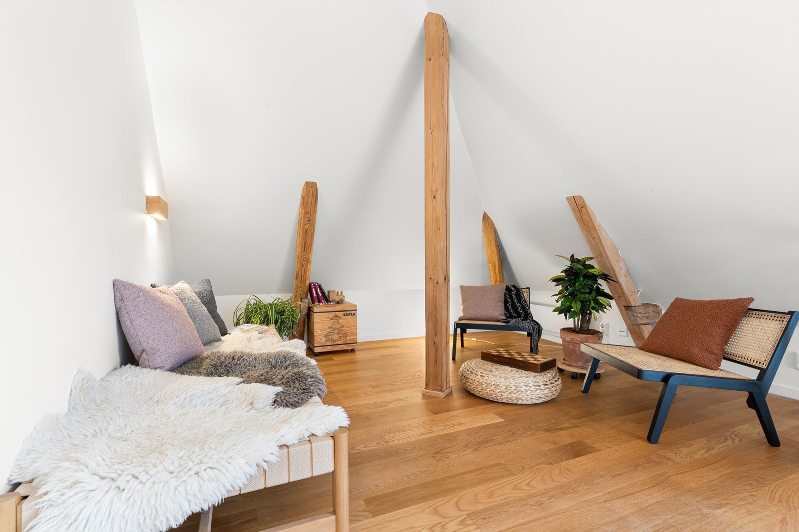 I tillegg til flotte eksisterende vegglamper, er det skjult opplegg for tre dimmbare lampepunkter bak de flotte bærebjelkene. Galleribilde