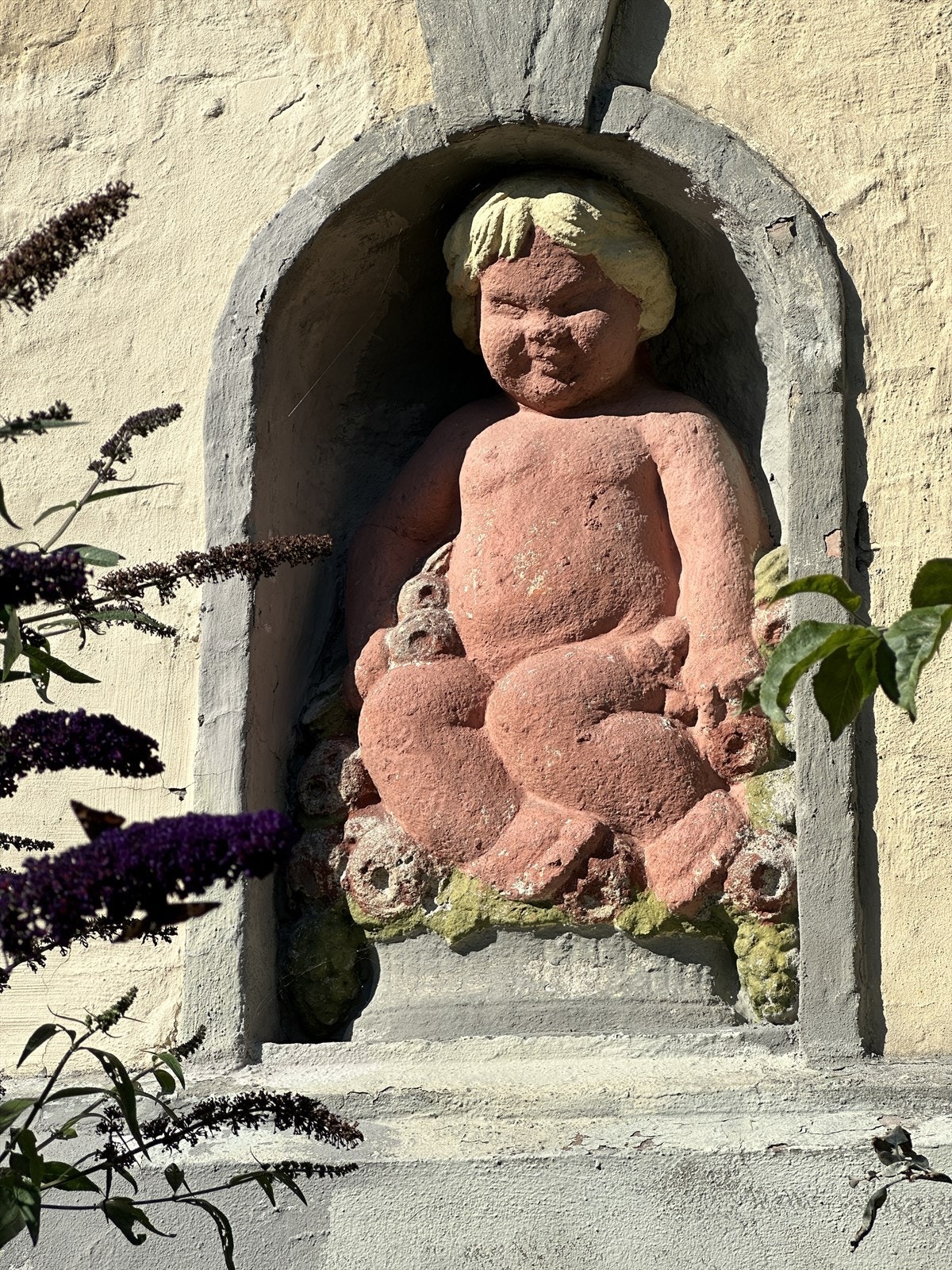 En av gårdens utsmykninger. Galleribilde