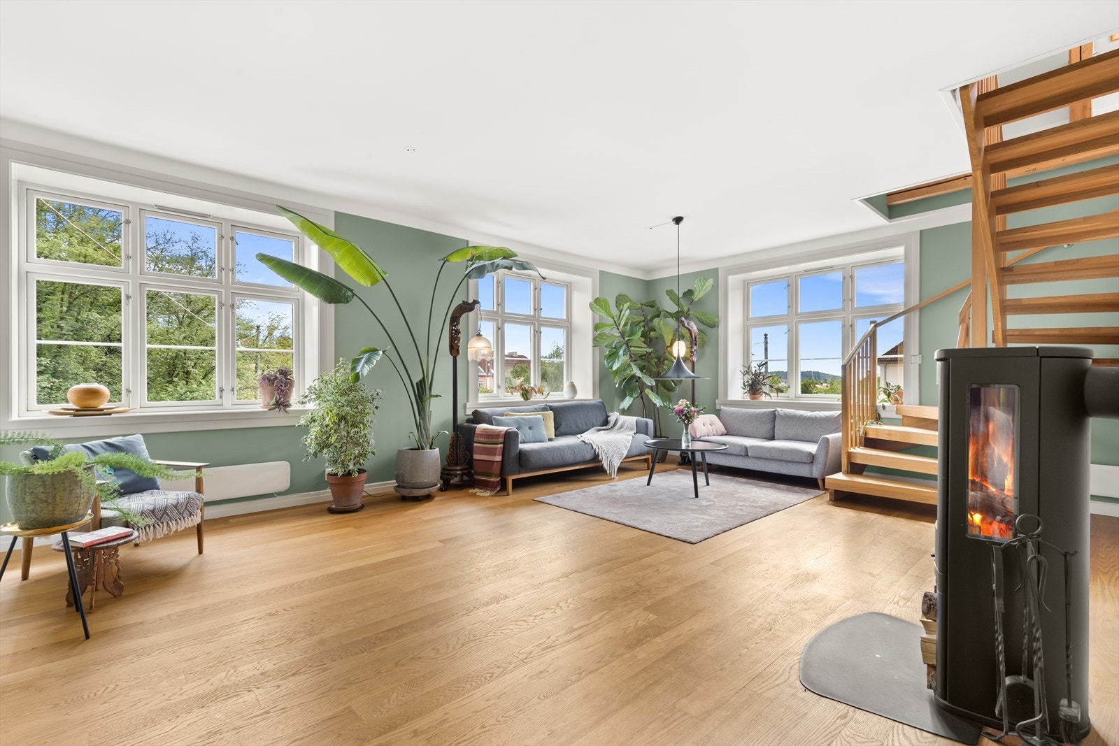 Elisabeth Hjertenes v/Nordvik Nydalen har gleden av å presentere denne flotte arkitekttegnede leiligheten i Frankrikegården på Torshov. Denne flotte romslige hjørnestuen hare hele tre store vindusflater. Galleribilde